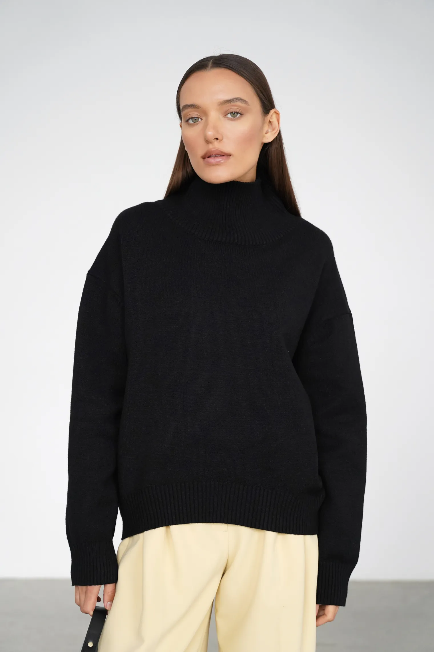Джемпер мелкой вязки с высоким воротником чёрного цвета фото 1