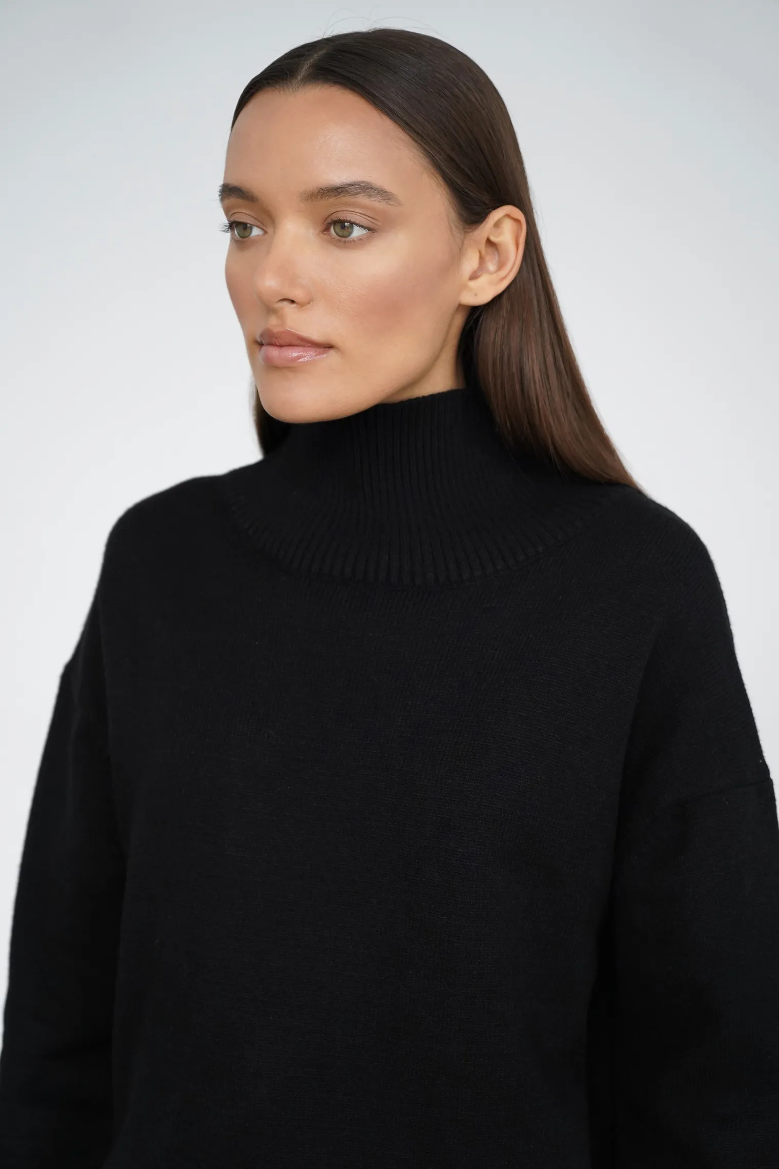 Джемпер мелкой вязки с высоким воротником чёрного цвета фото 6