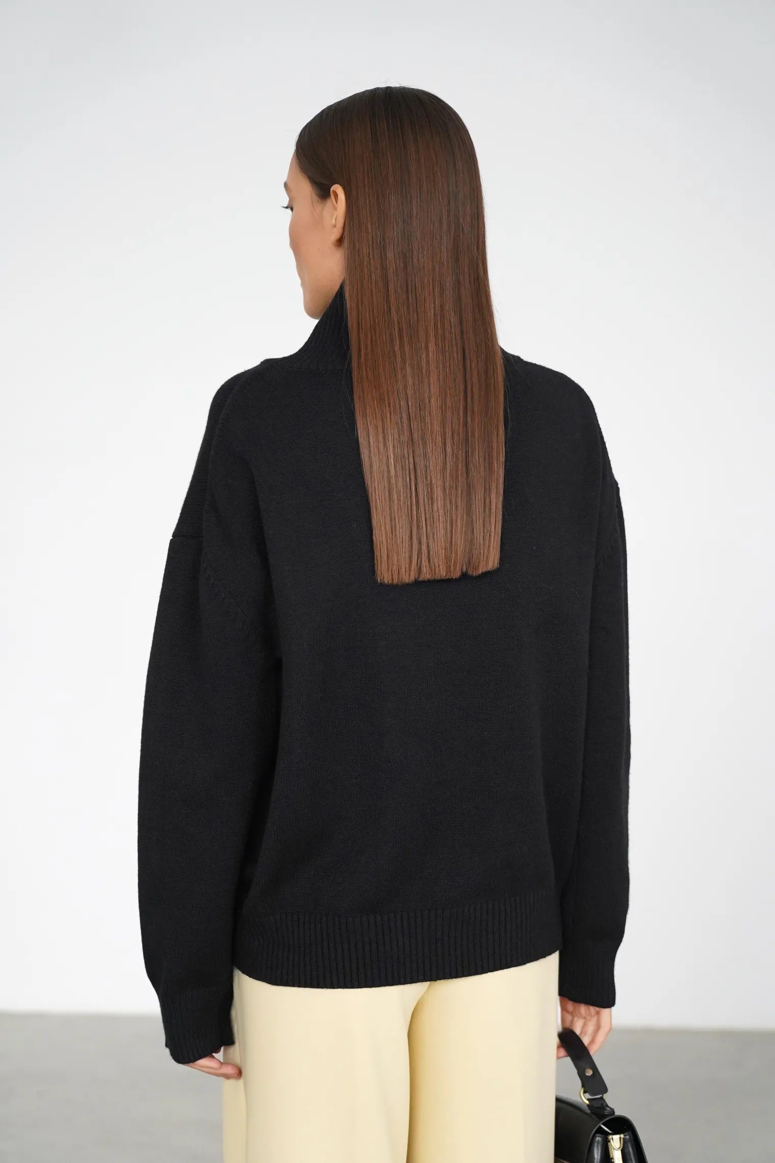 Джемпер мелкой вязки с высоким воротником чёрного цвета фото 4