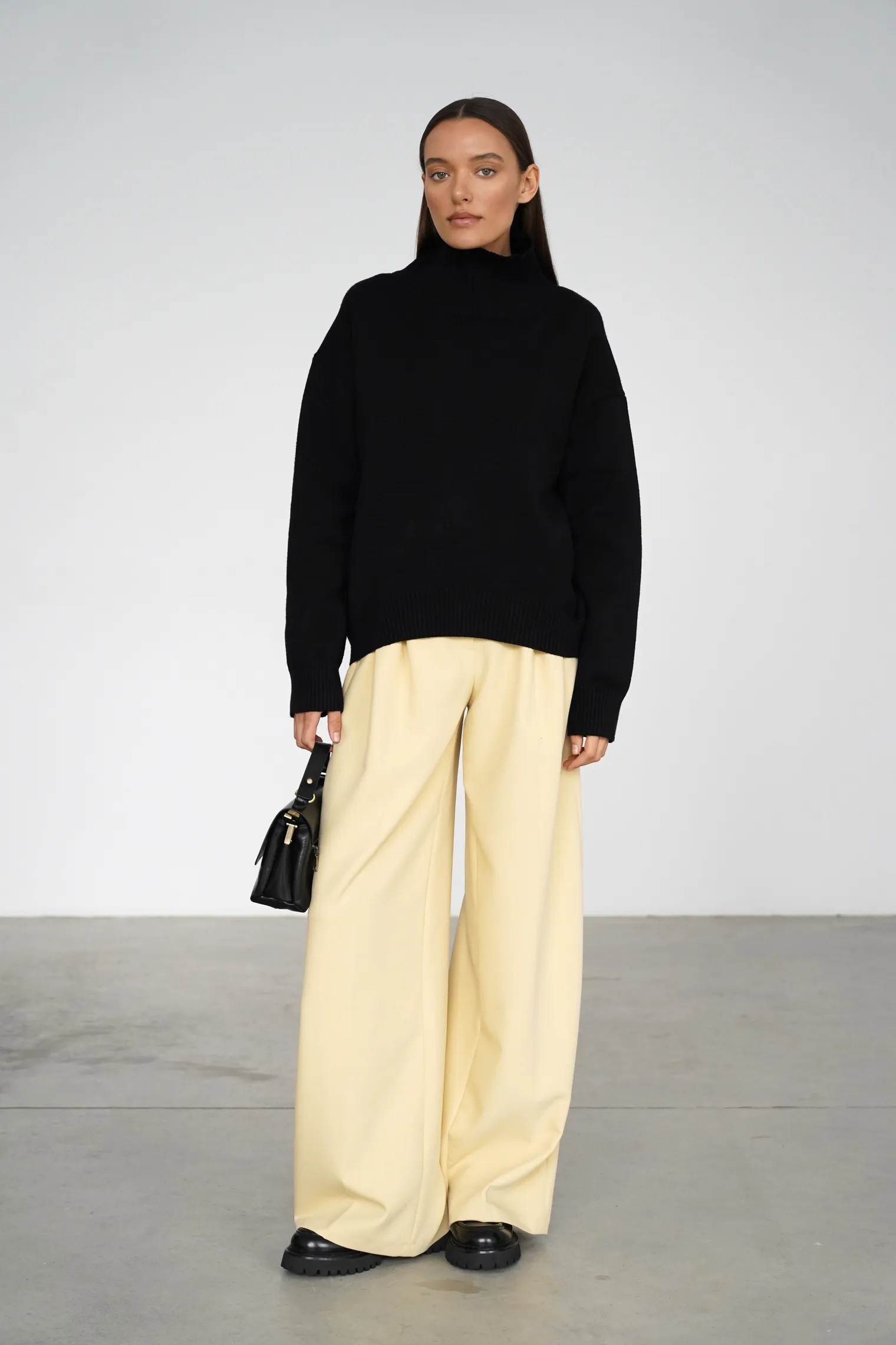 Джемпер мелкой вязки с высоким воротником чёрного цвета фото 3