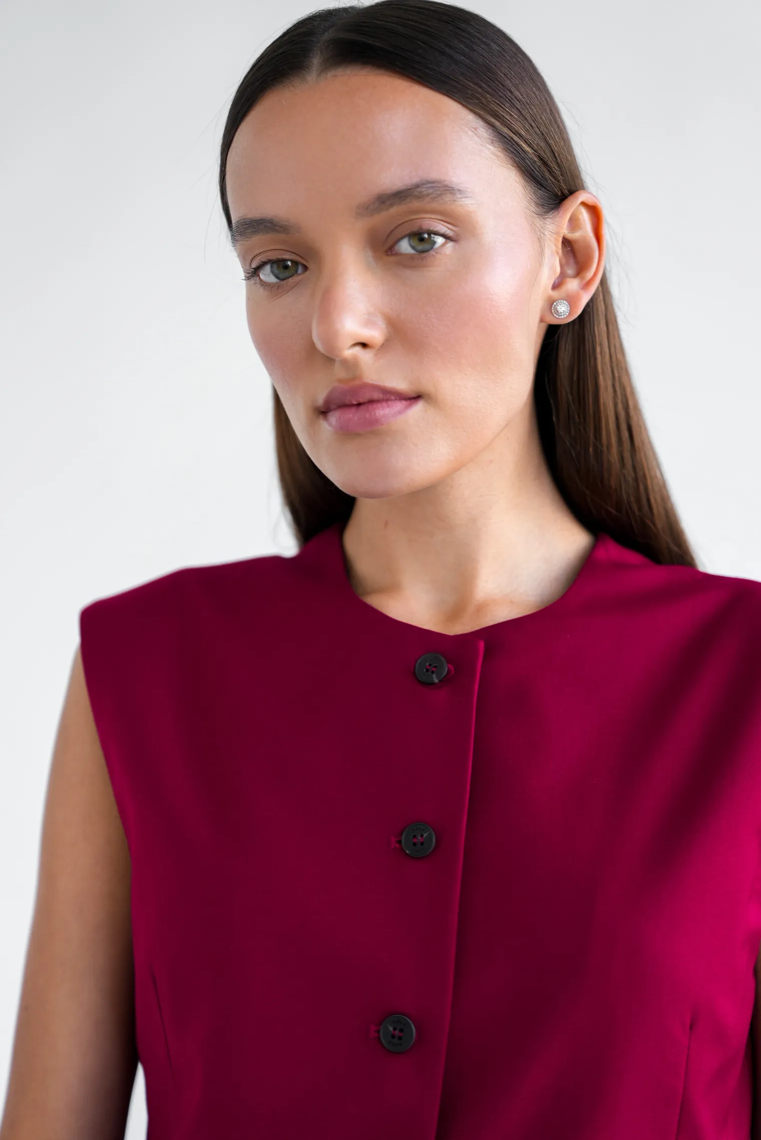 Однобортный жилет в пуговицами винного цвета фото 6