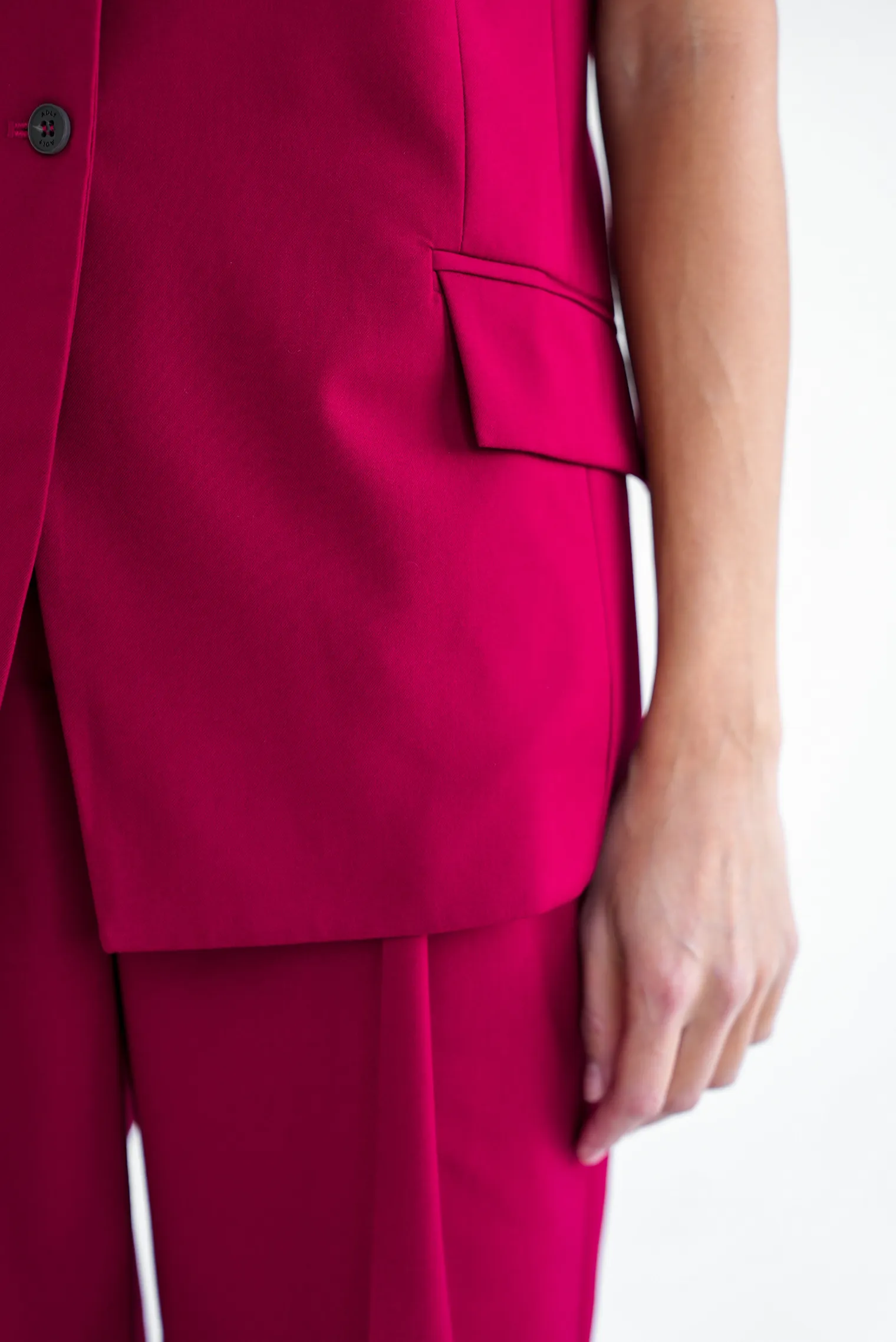 Однобортный жилет в пуговицами винного цвета фото 2