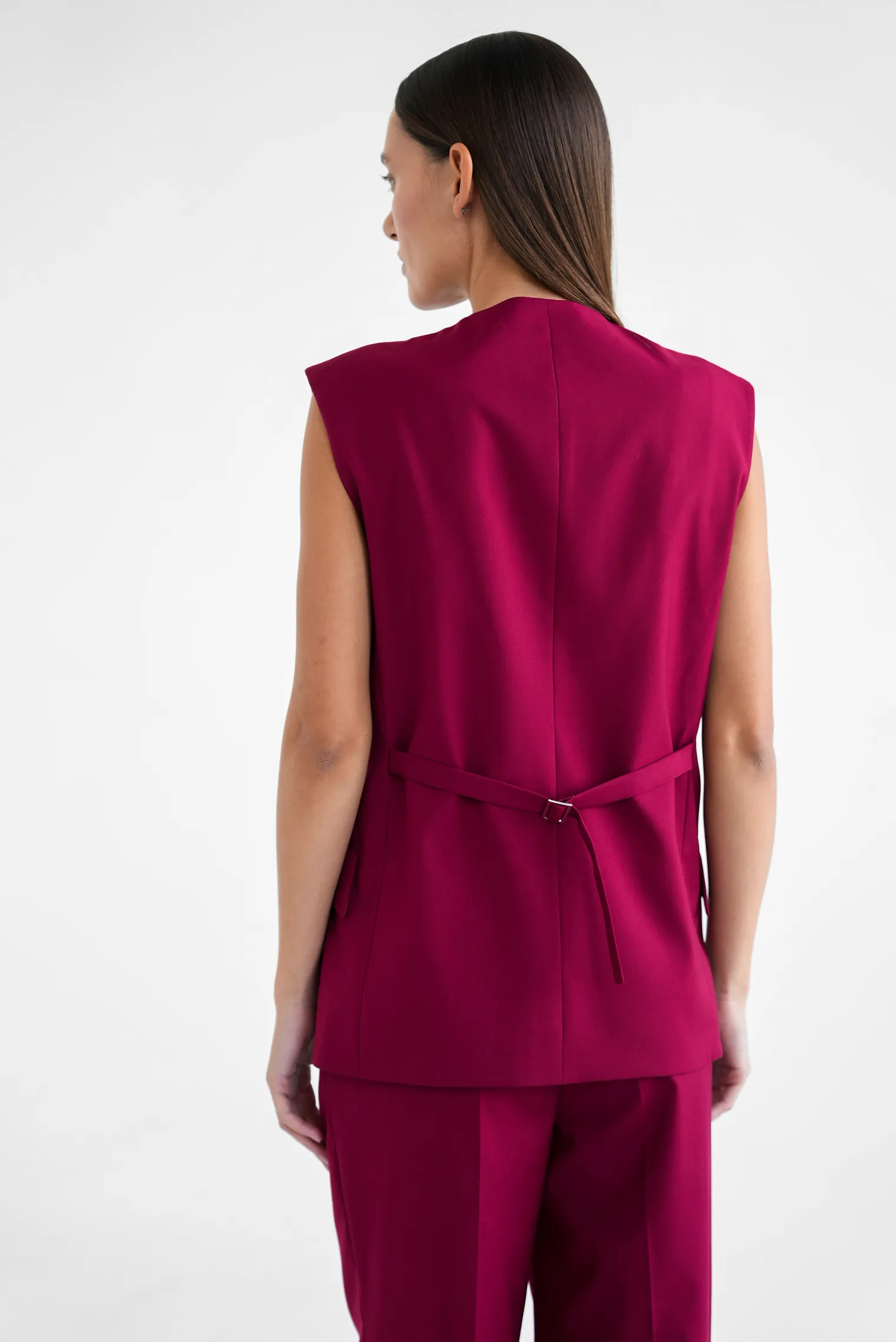 Однобортный жилет в пуговицами винного цвета фото 4
