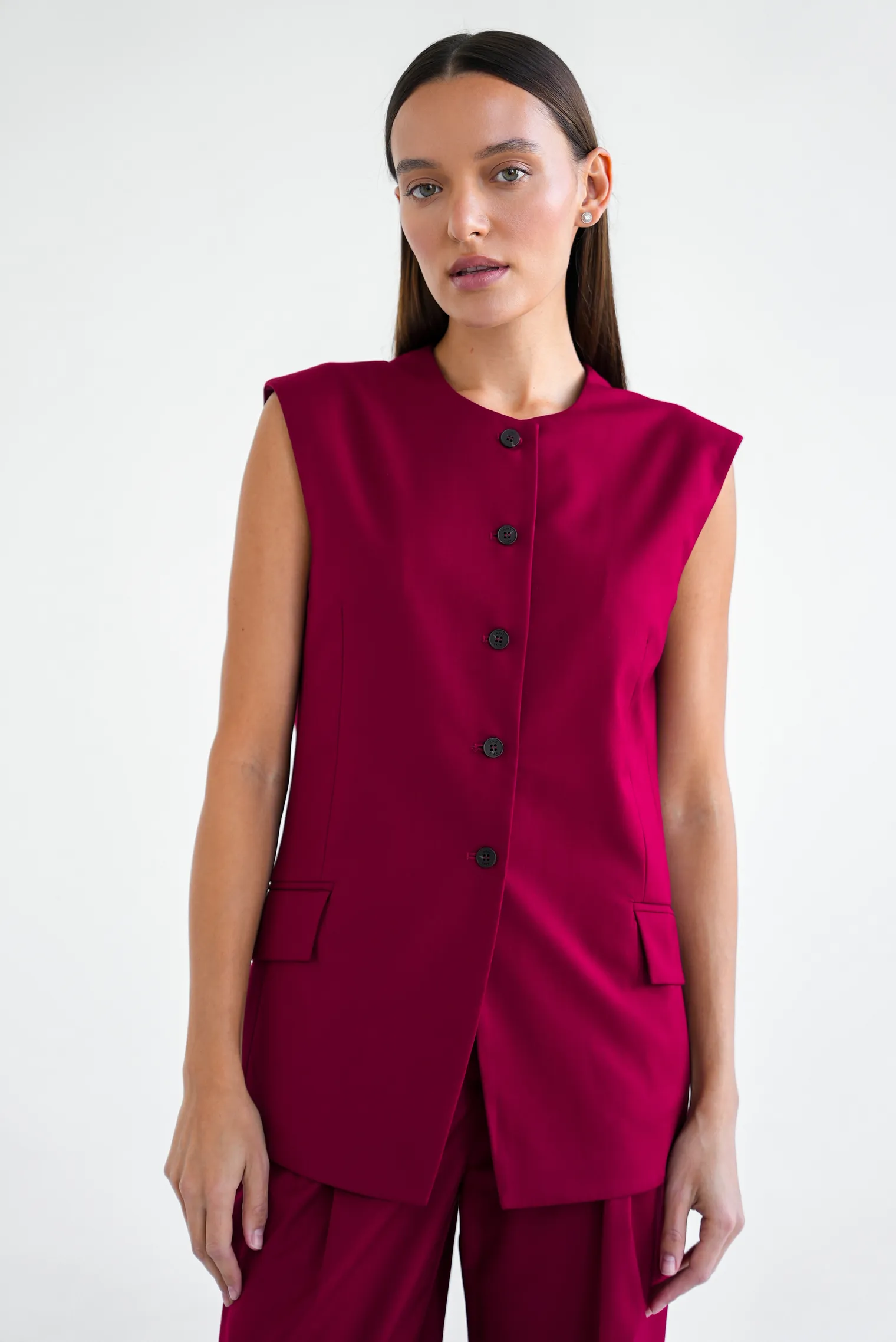 Однобортный жилет в пуговицами винного цвета фото 1