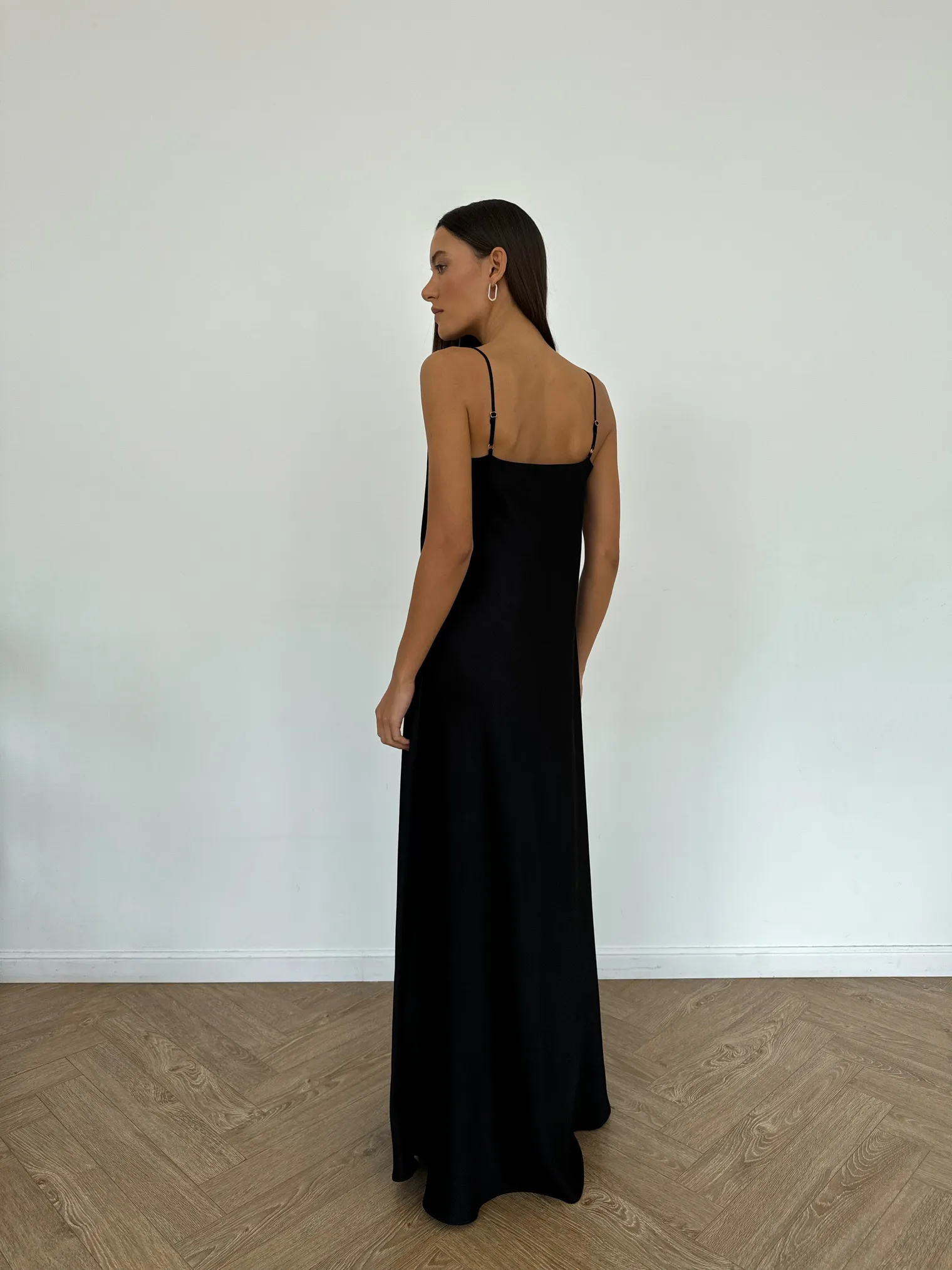 Платье-комбинация из струящейся ткани чёрного цвета фото 5