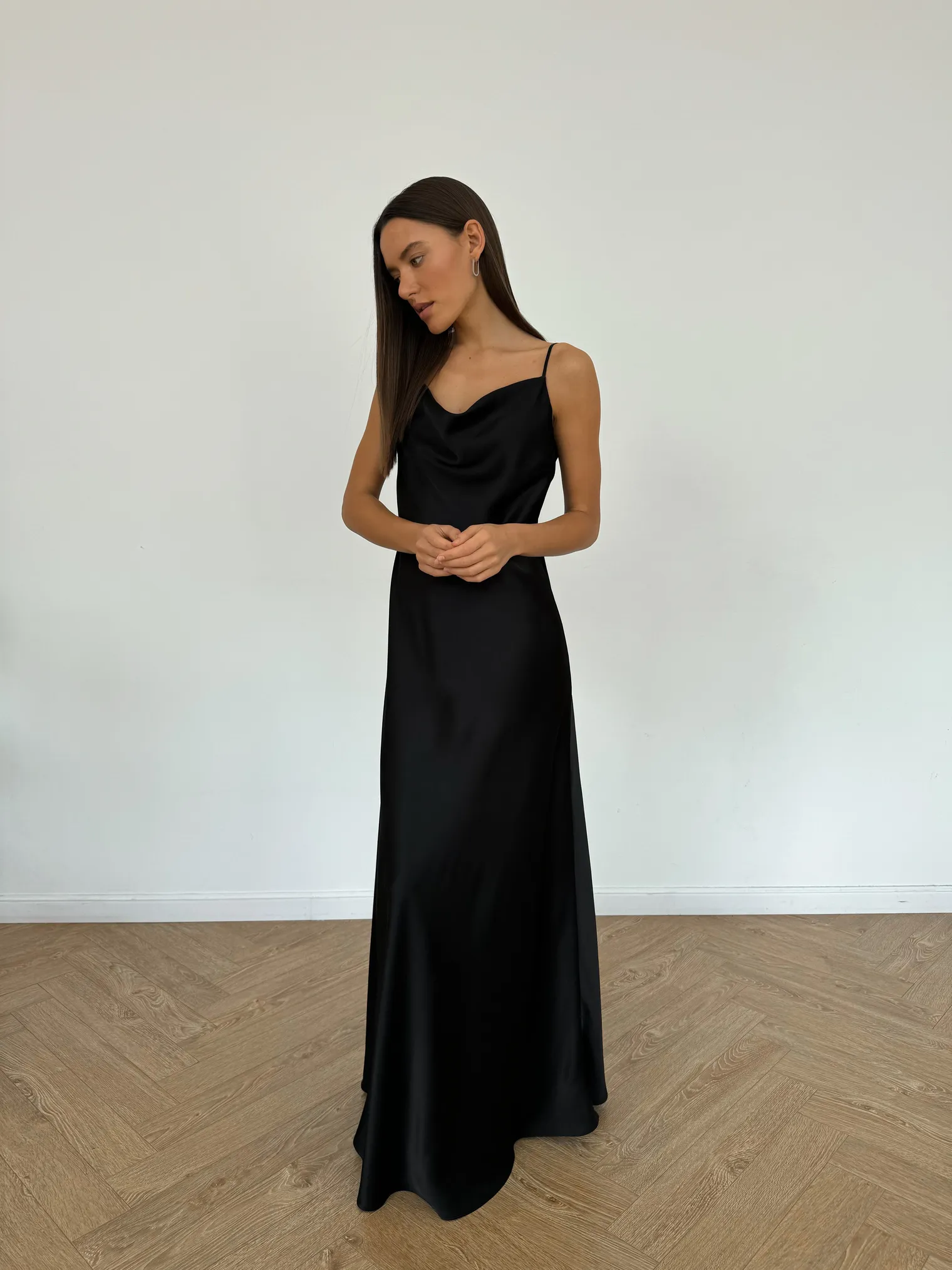 Платье-комбинация из струящейся ткани чёрного цвета фото 2