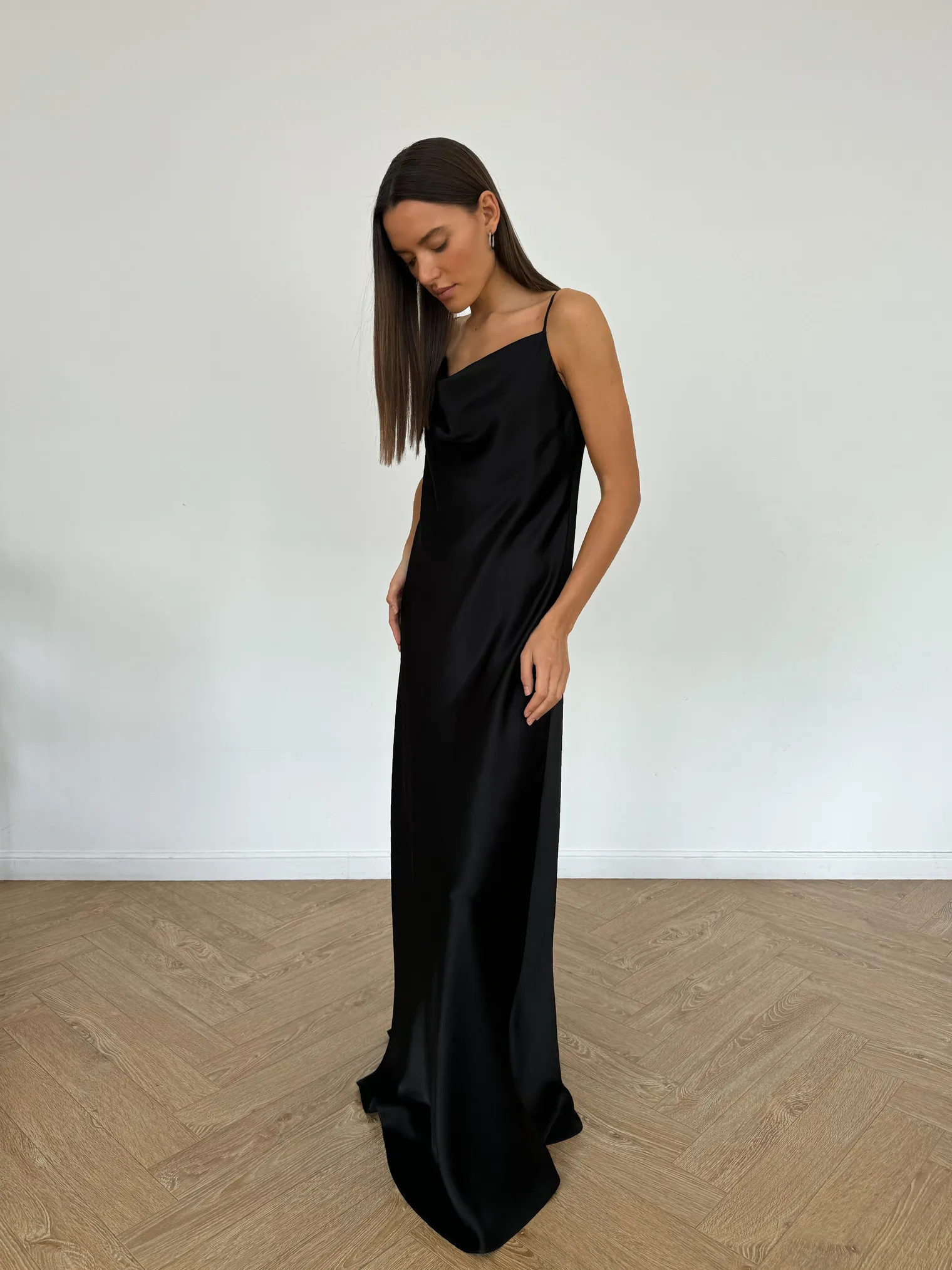 Платье-комбинация из струящейся ткани чёрного цвета фото 9