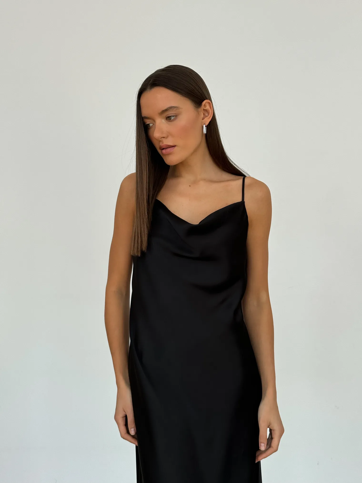 Платье-комбинация из струящейся ткани чёрного цвета фото 6