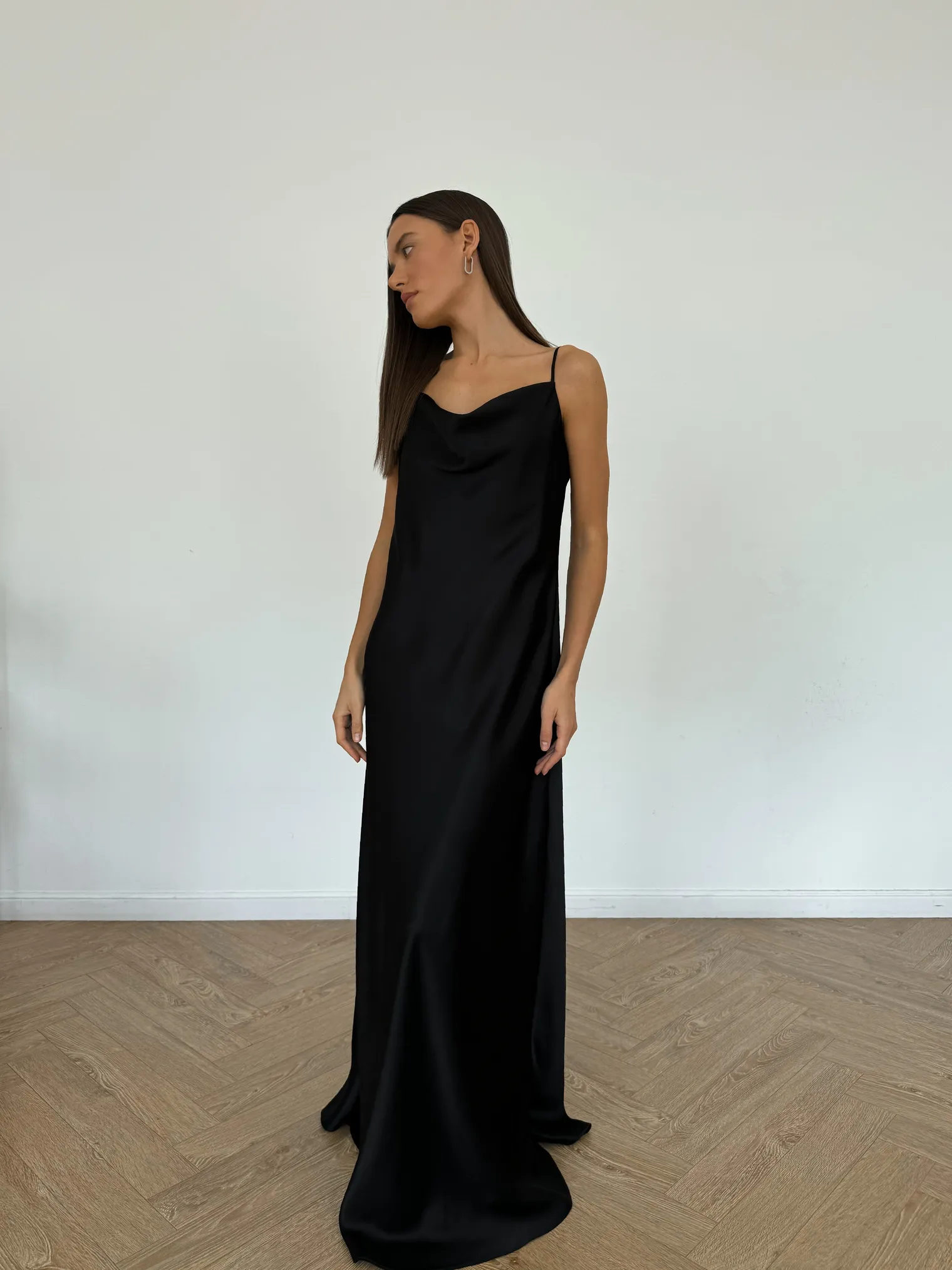 Платье-комбинация из струящейся ткани чёрного цвета фото 7