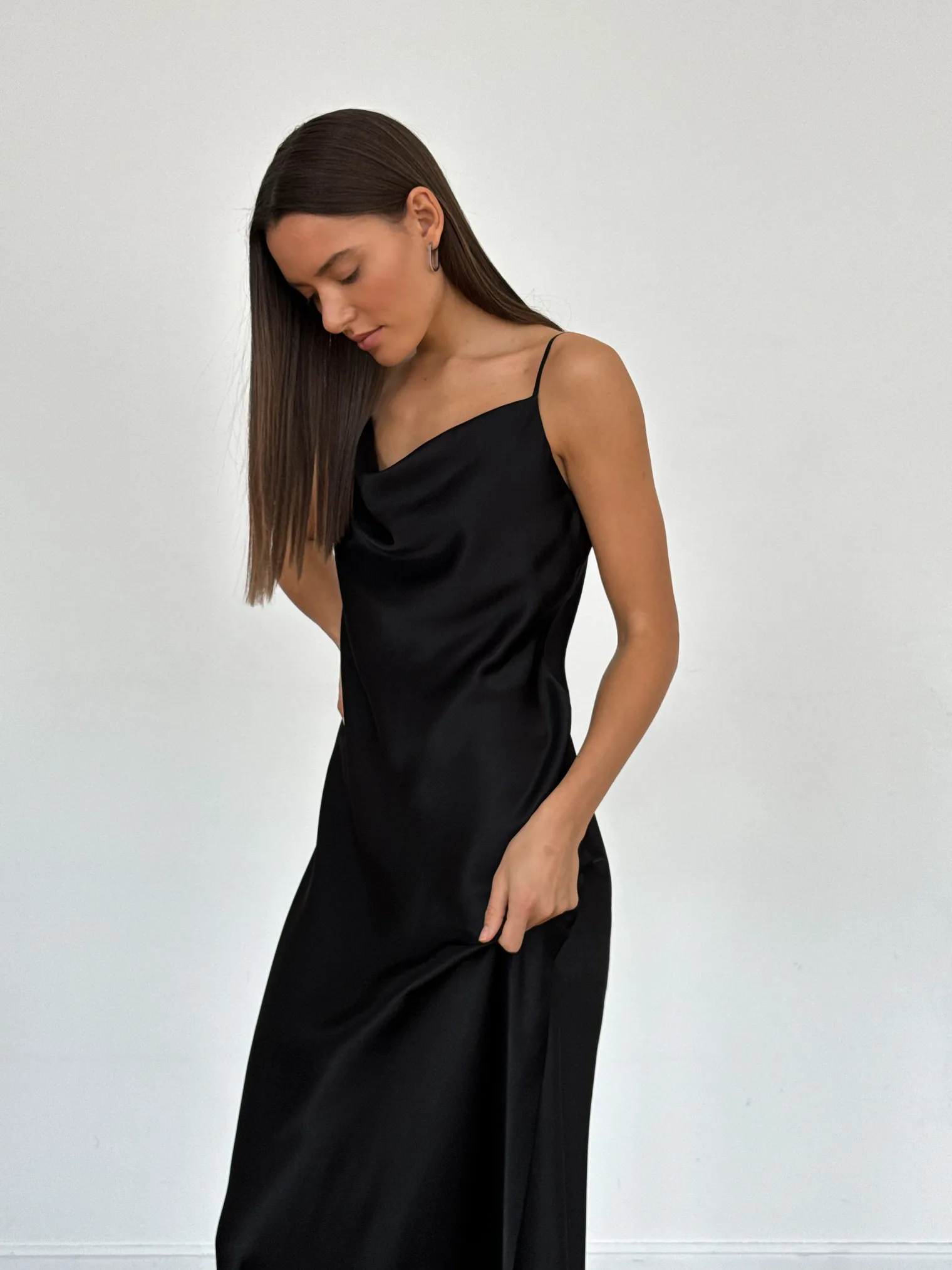 Платье-комбинация из струящейся ткани чёрного цвета фото 8