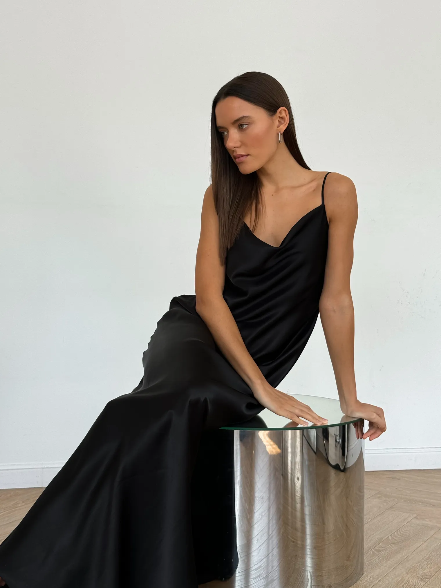 Платье-комбинация из струящейся ткани чёрного цвета фото 4