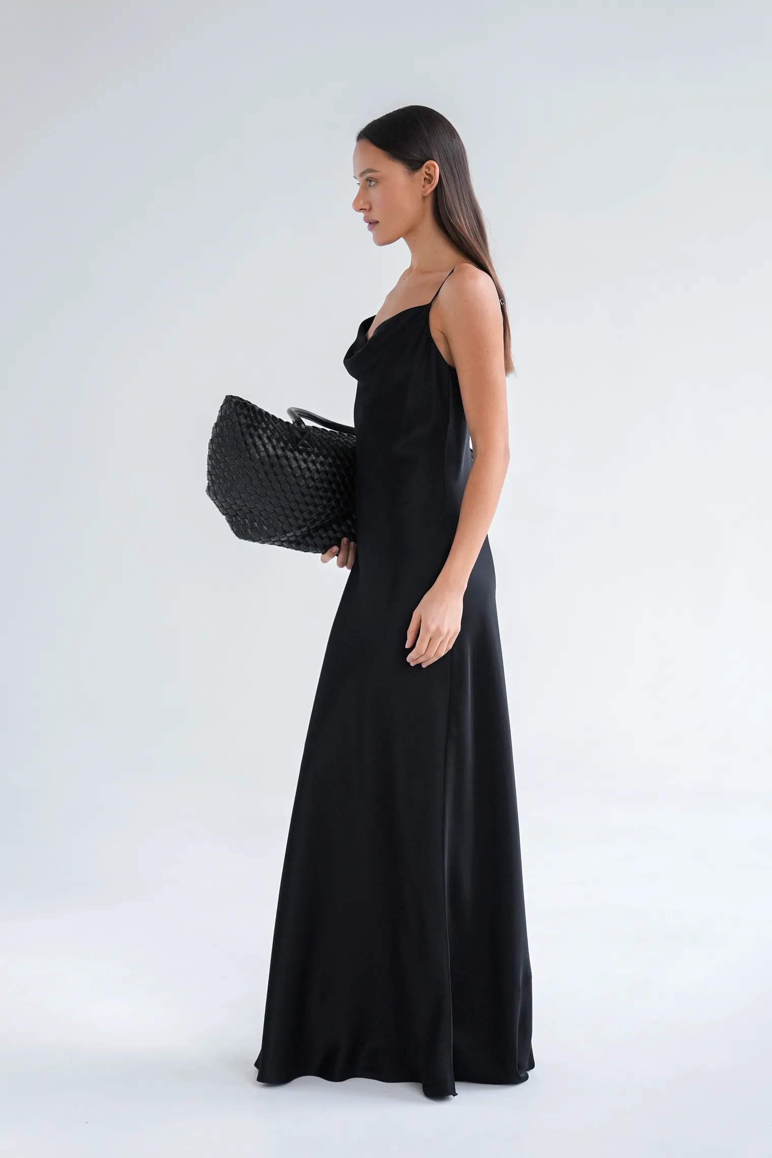 Платье-комбинация из струящейся ткани чёрного цвета фото 5