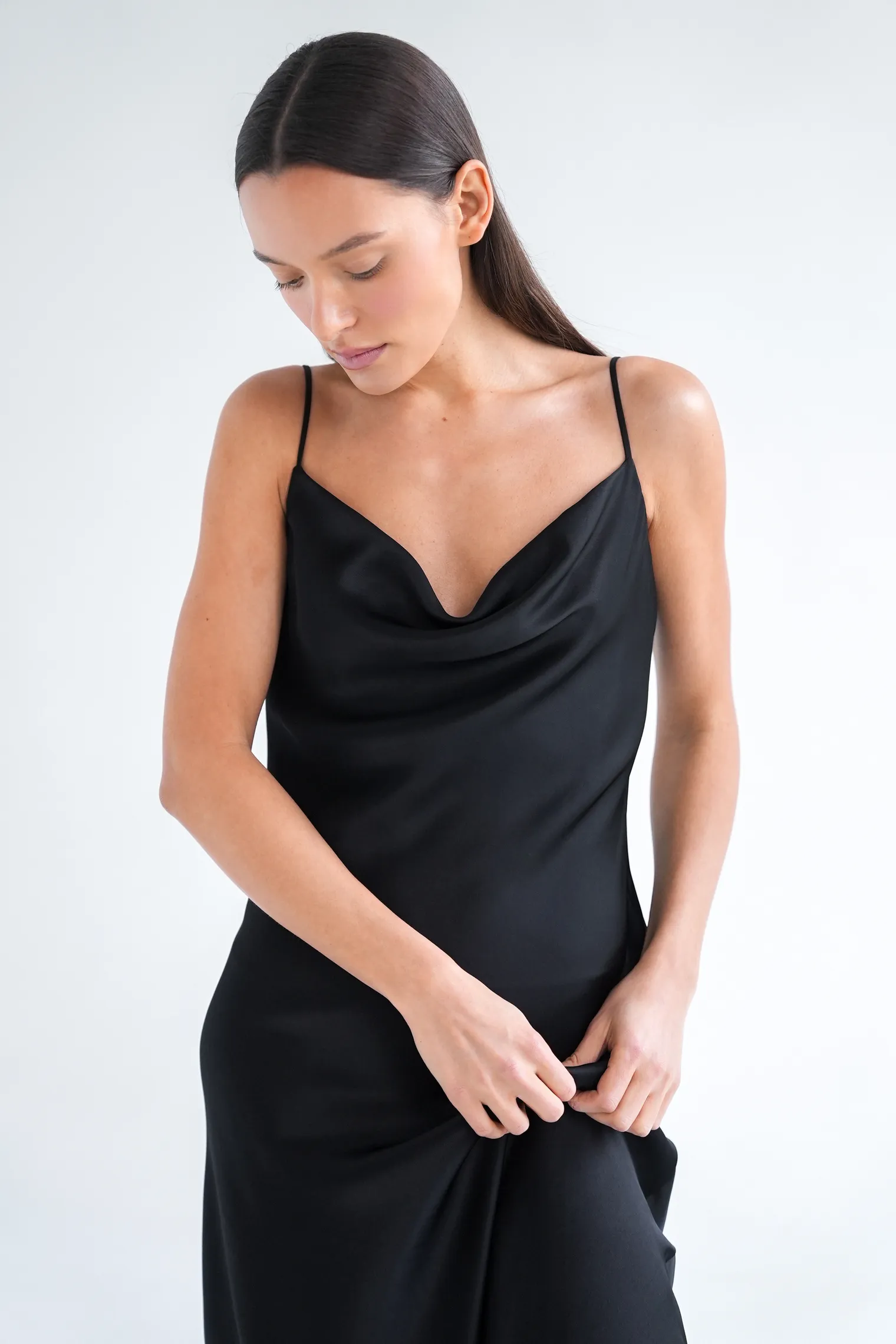 Платье-комбинация из струящейся ткани чёрного цвета фото 2