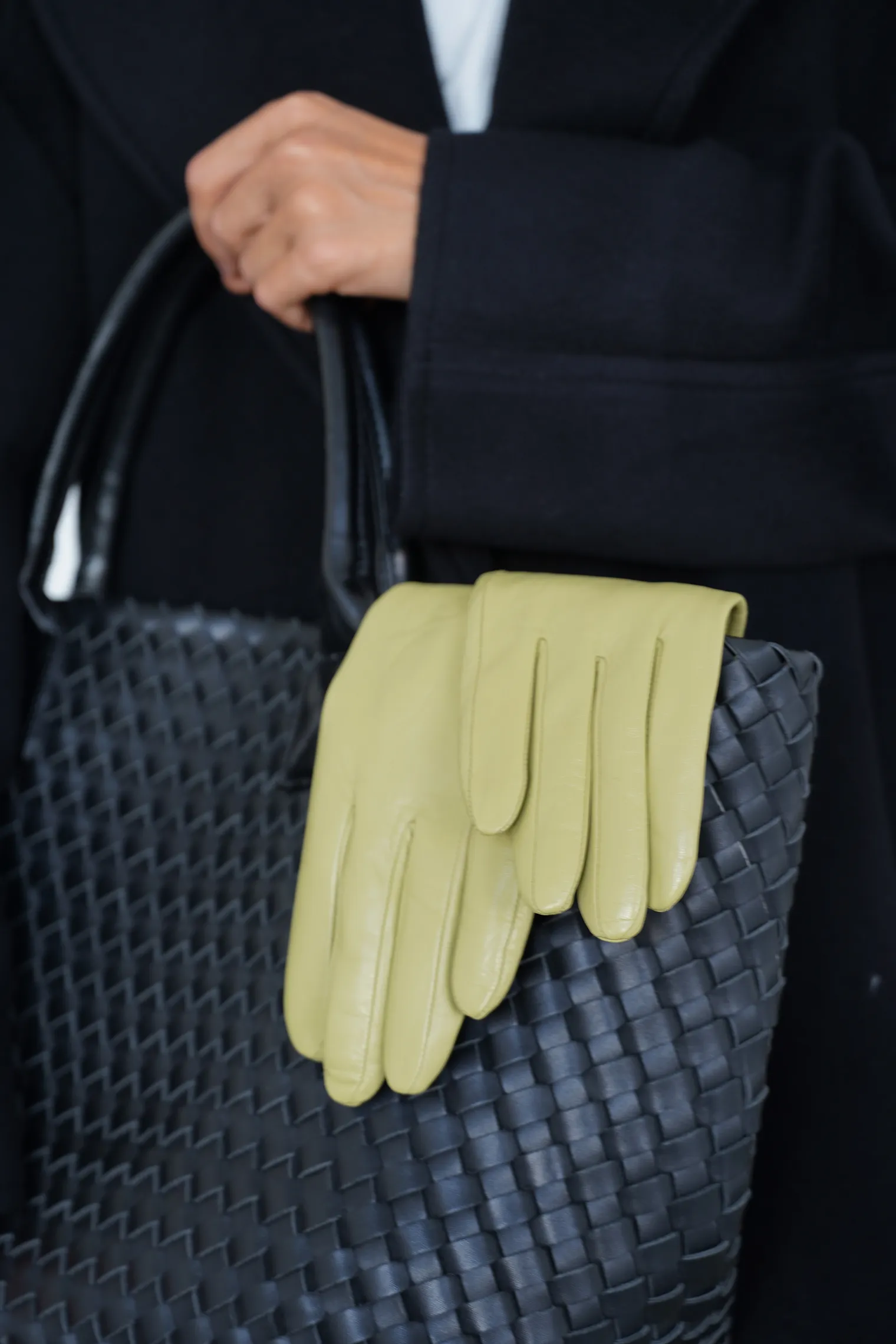 Перчатки из кожи оливкового цвета фото 5