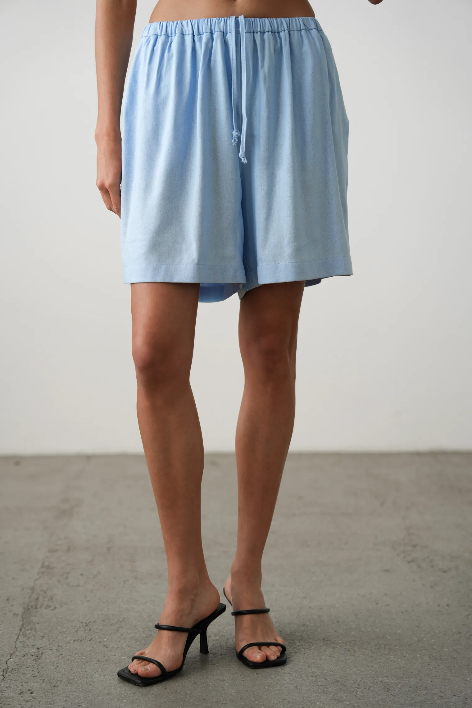 Шорты изо льна голубого цвета фото 1