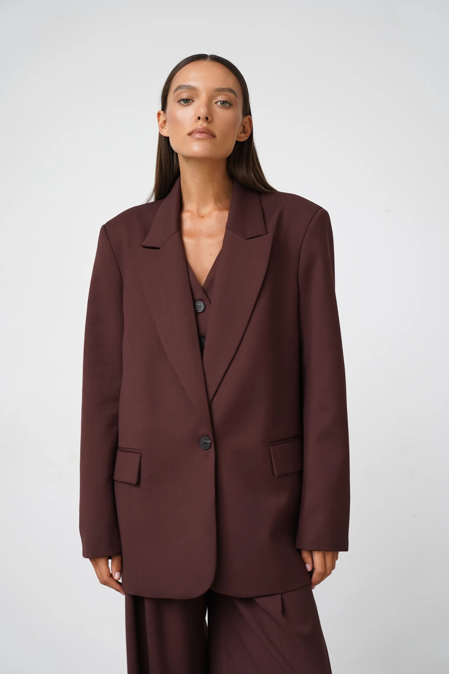 Однобортный жакет с накладными карманами цвета горький шоколад фото 7