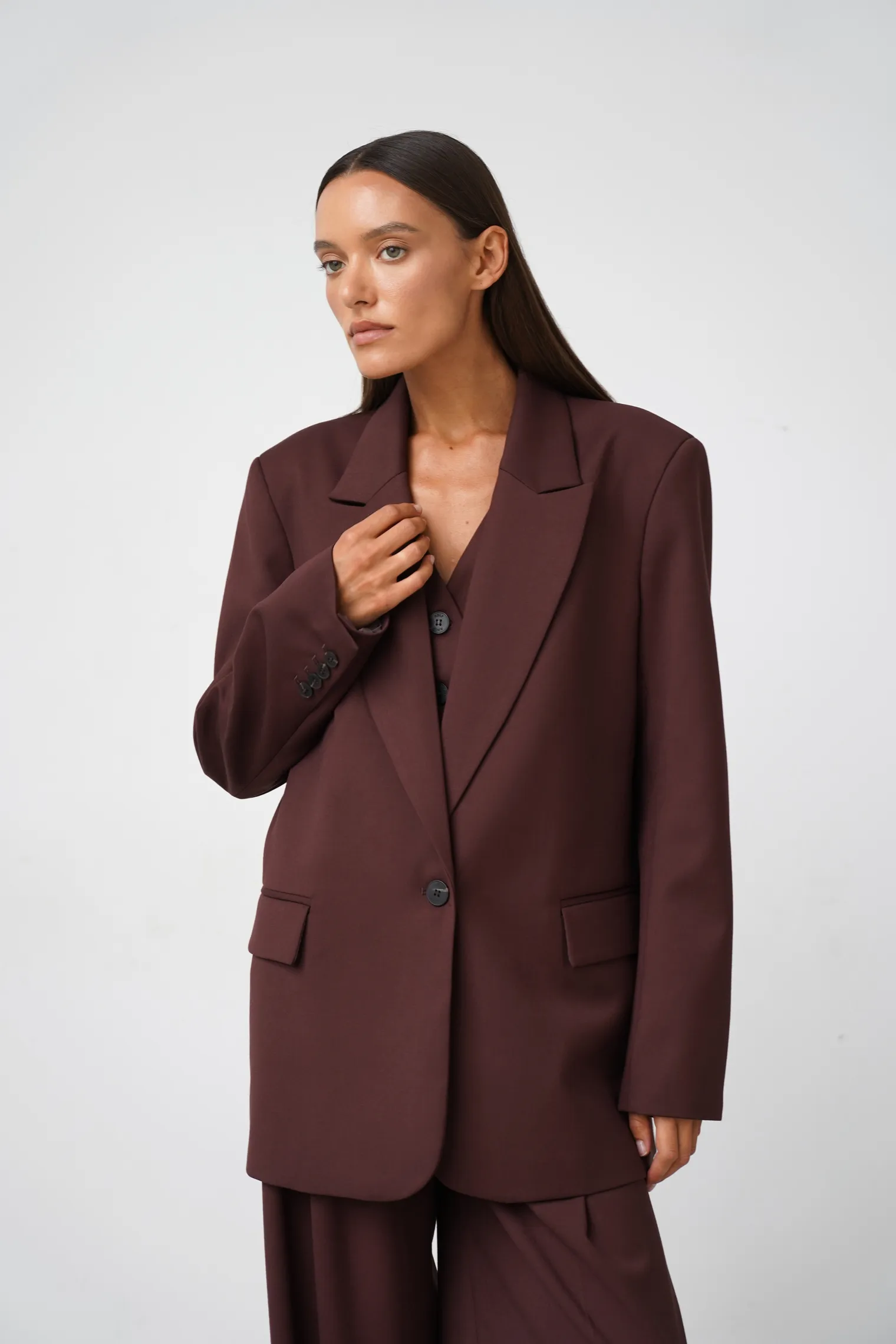 Однобортный жакет с накладными карманами цвета горький шоколад фото 5