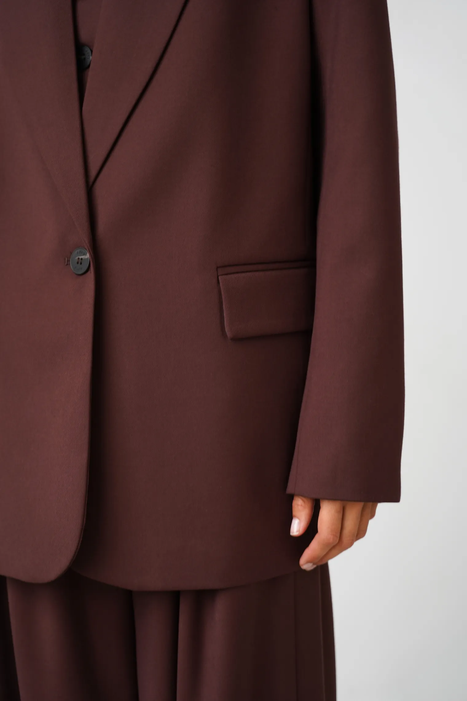 Однобортный жакет с накладными карманами цвета горький шоколад фото 2