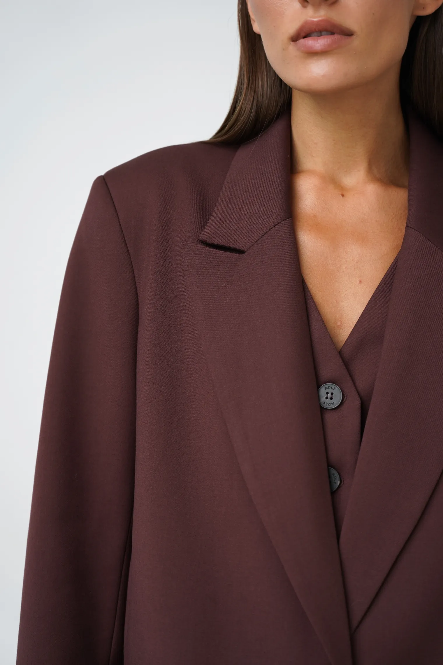 Однобортный жакет с накладными карманами цвета горький шоколад фото 6