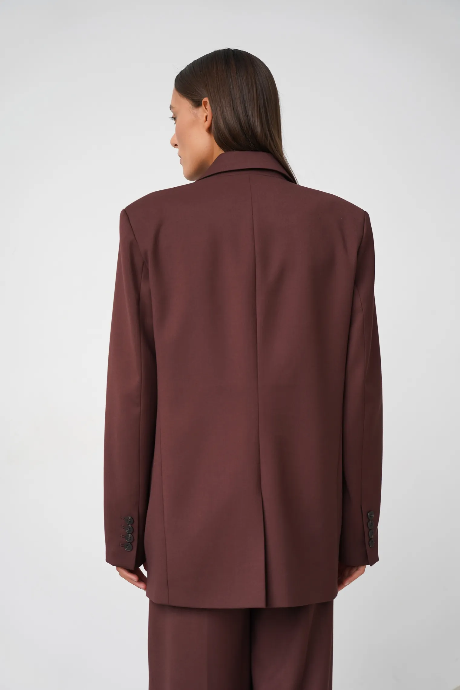 Однобортный жакет с накладными карманами цвета горький шоколад фото 4