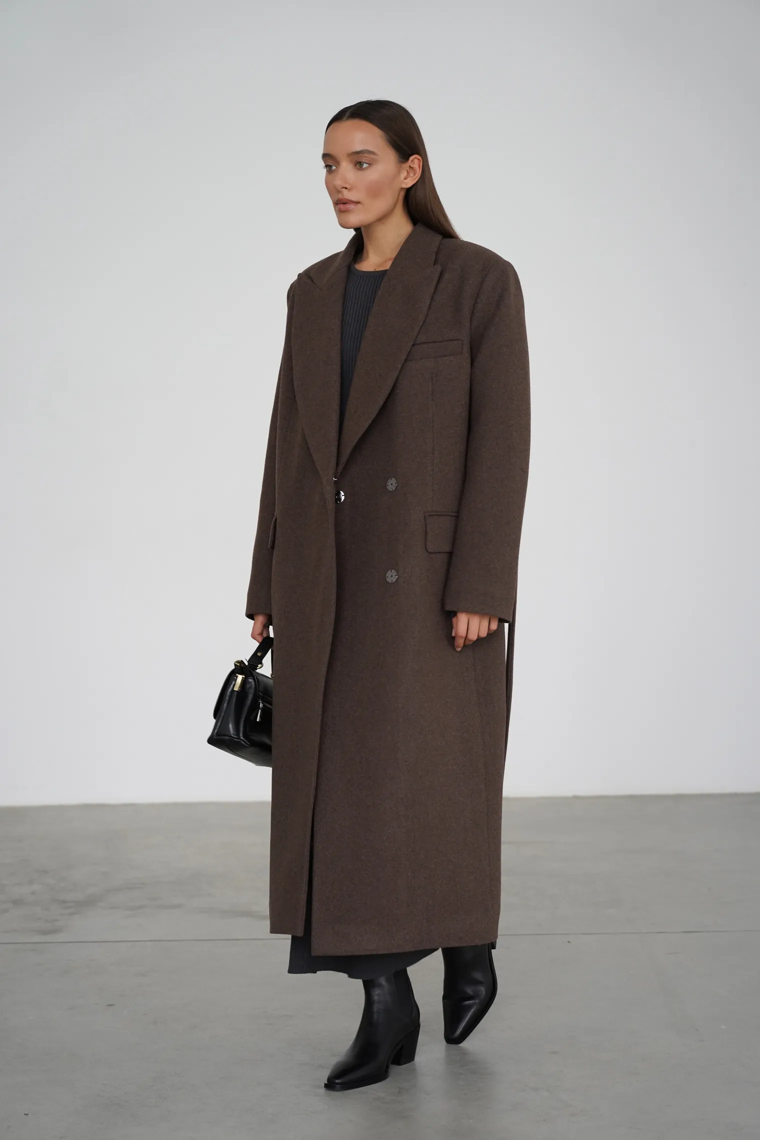 Зимнее двубортное пальто с контрастным воротником шоколадного цвета фото 3