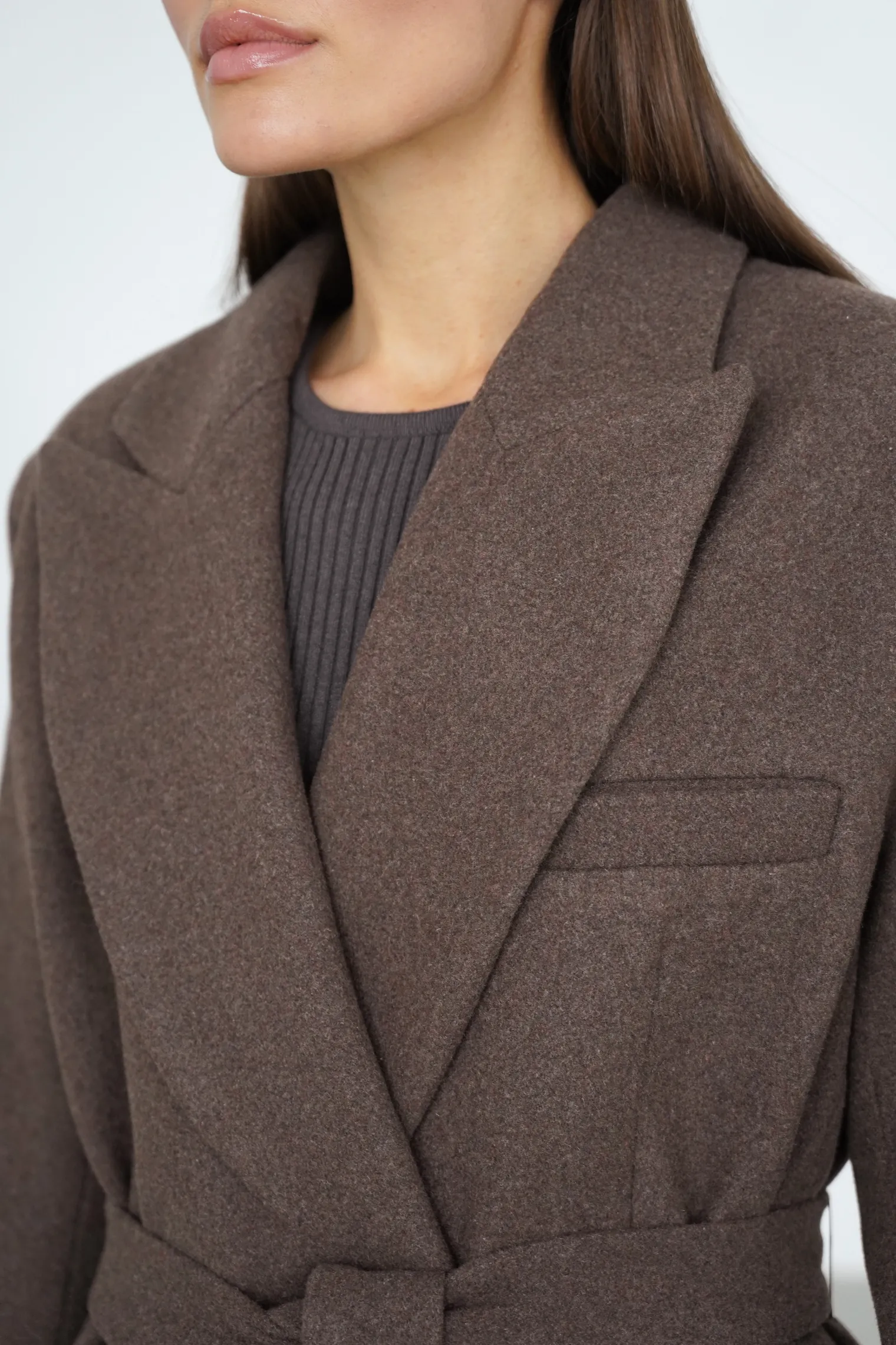 Зимнее двубортное пальто с контрастным воротником шоколадного цвета фото 5