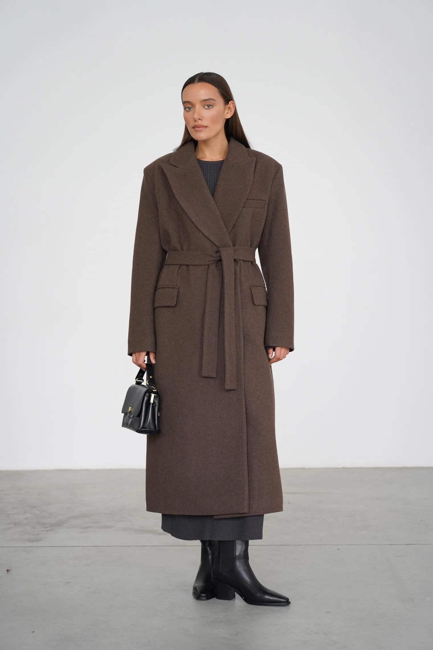 Зимнее двубортное пальто с контрастным воротником шоколадного цвета фото 1