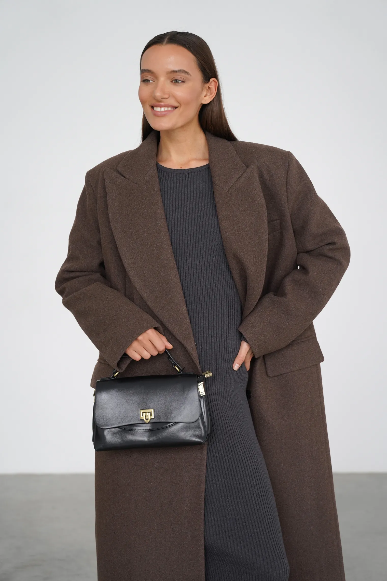 Зимнее двубортное пальто с контрастным воротником шоколадного цвета фото 6