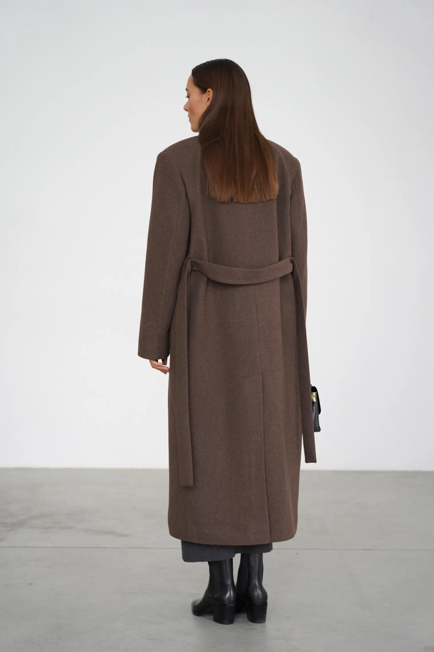 Зимнее двубортное пальто с контрастным воротником шоколадного цвета фото 4