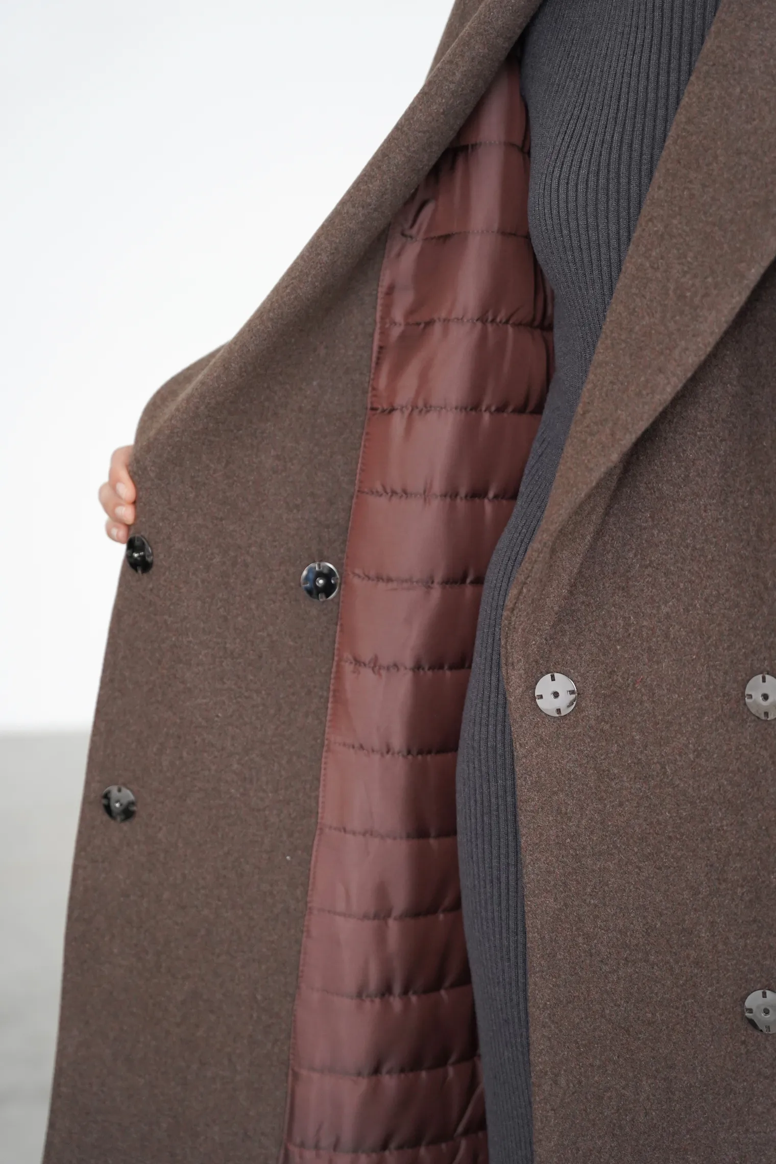 Зимнее двубортное пальто с контрастным воротником шоколадного цвета фото 2
