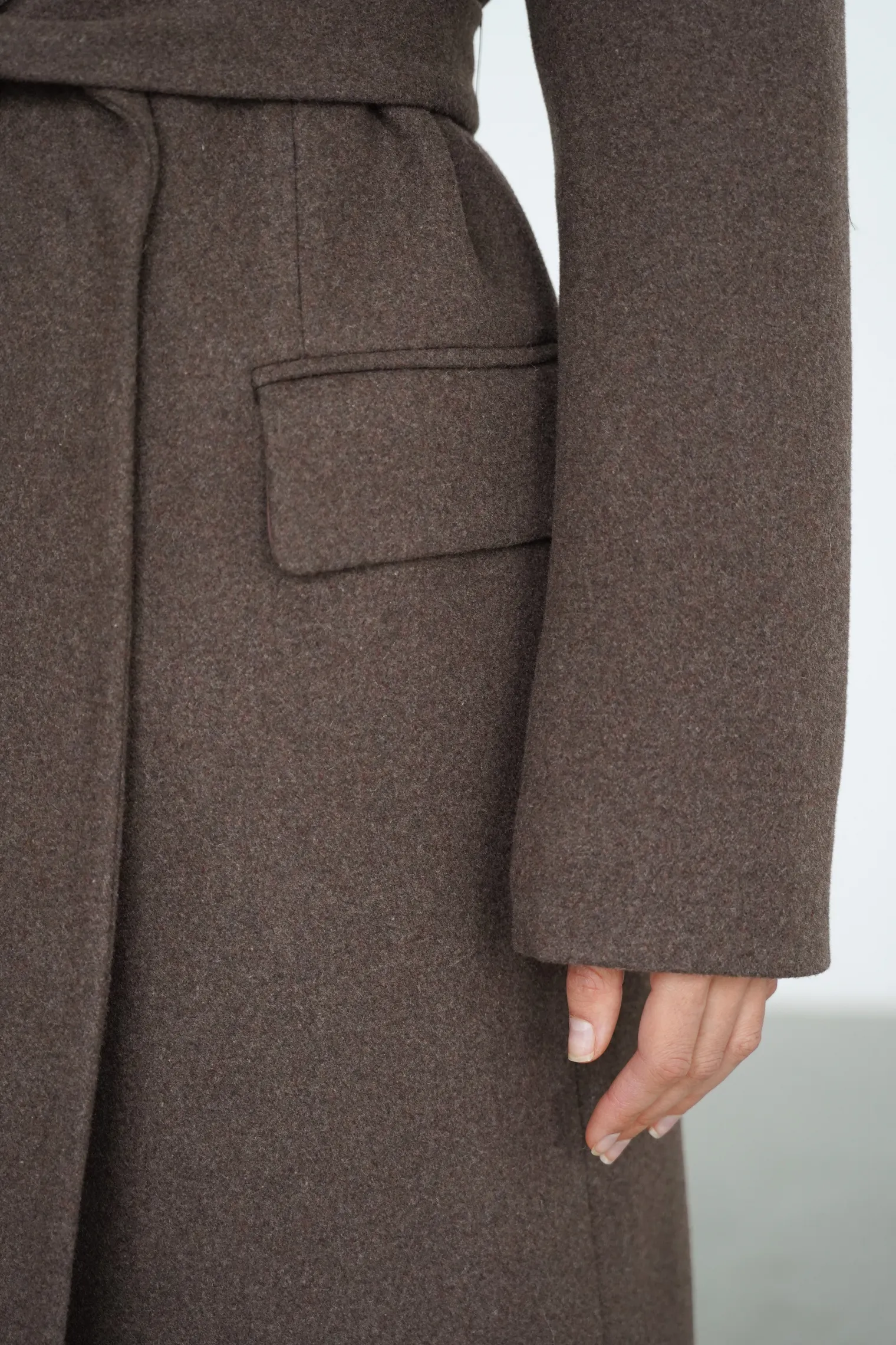 Зимнее двубортное пальто с контрастным воротником шоколадного цвета фото 7