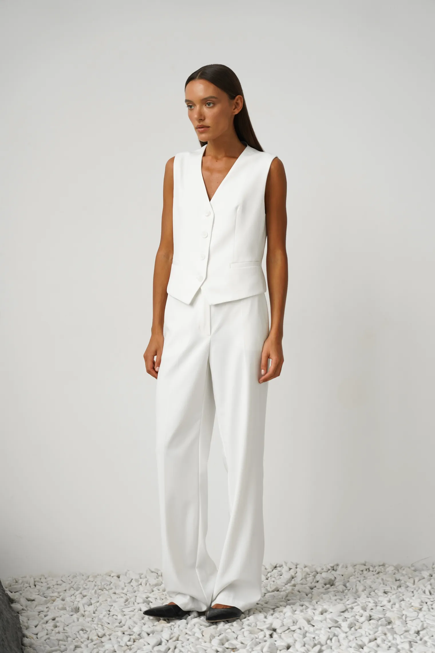 Однобортный жилет с пуговицами белого цвета фото 7