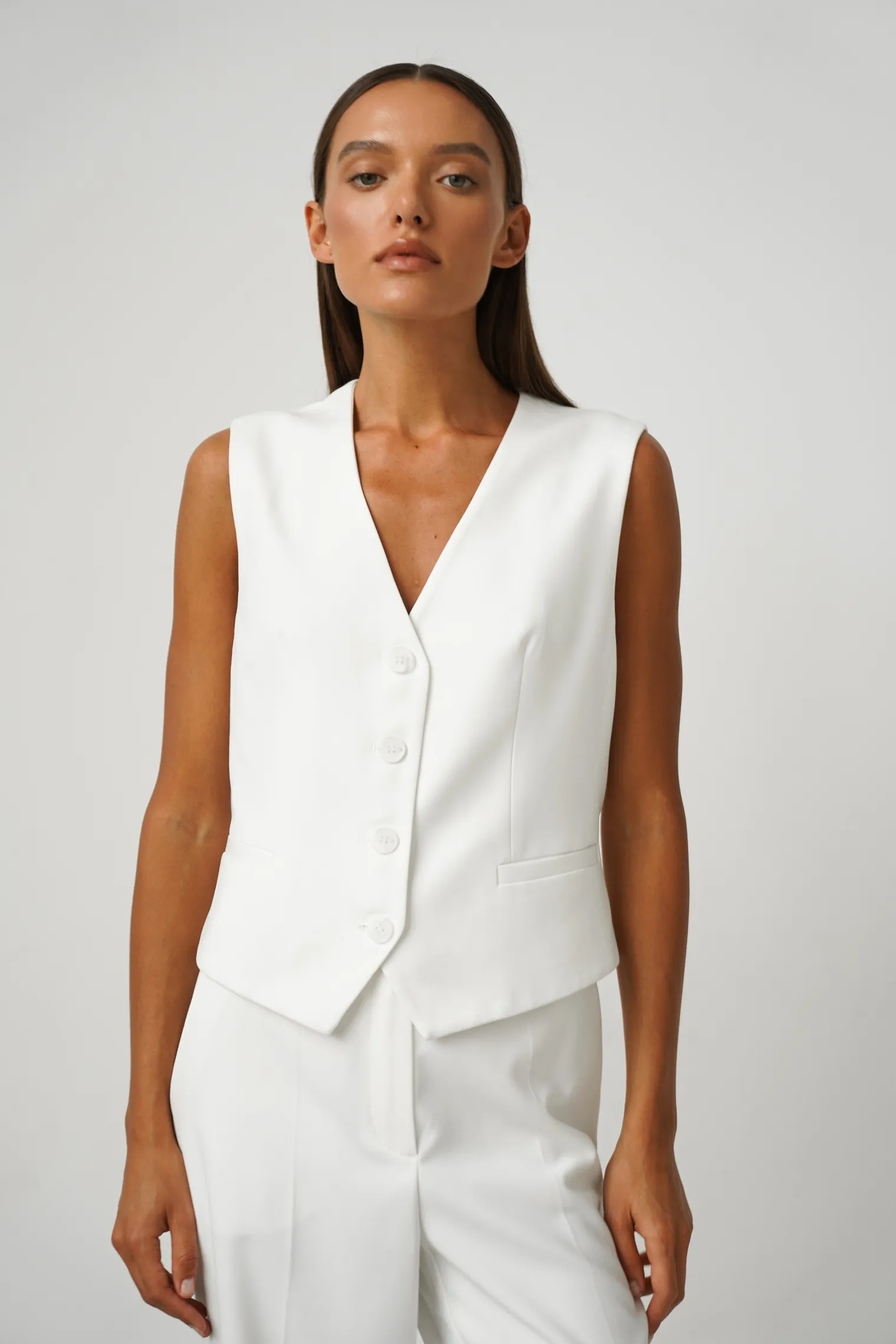 Однобортный жилет с пуговицами белого цвета фото 2