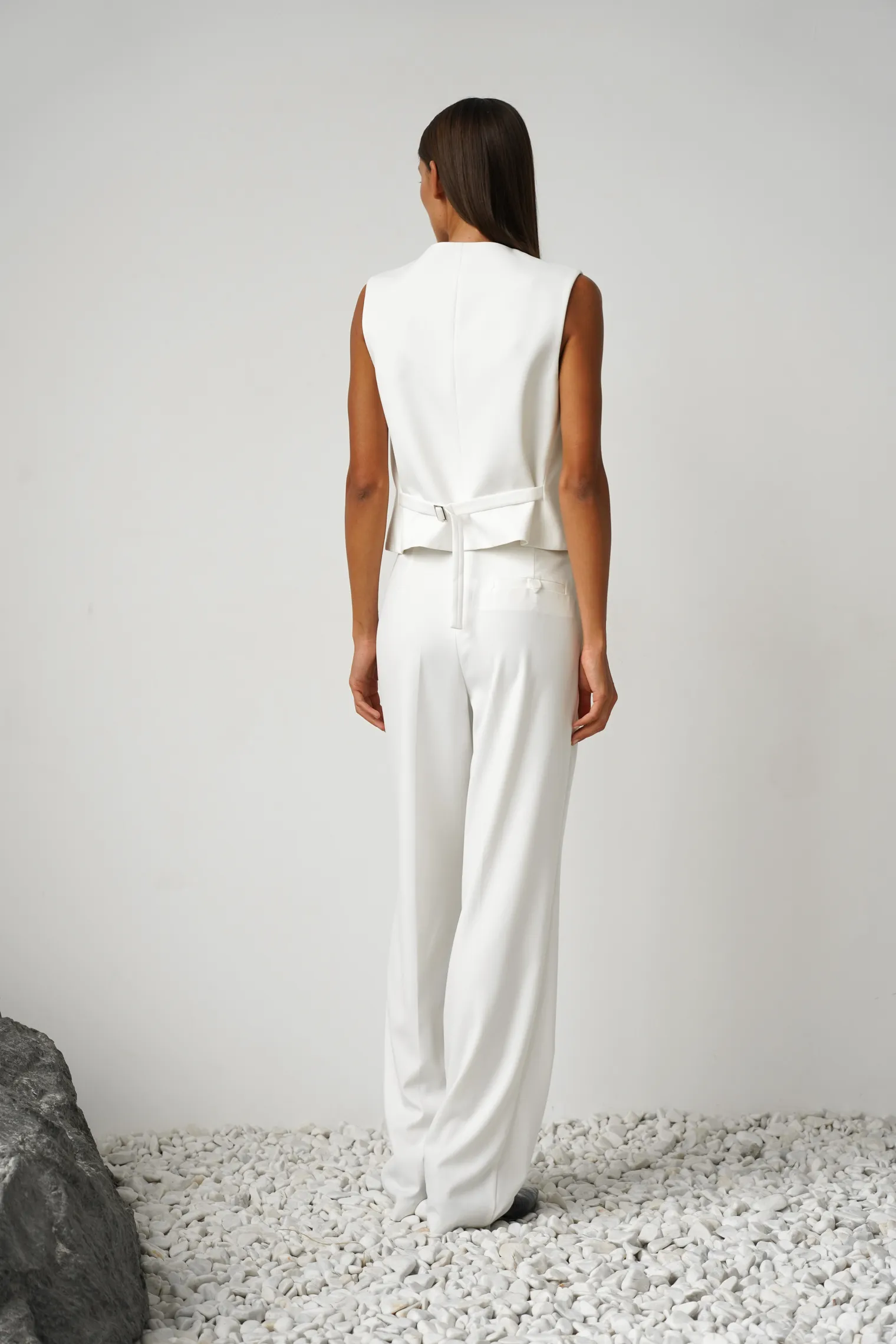 Однобортный жилет с пуговицами белого цвета фото 6