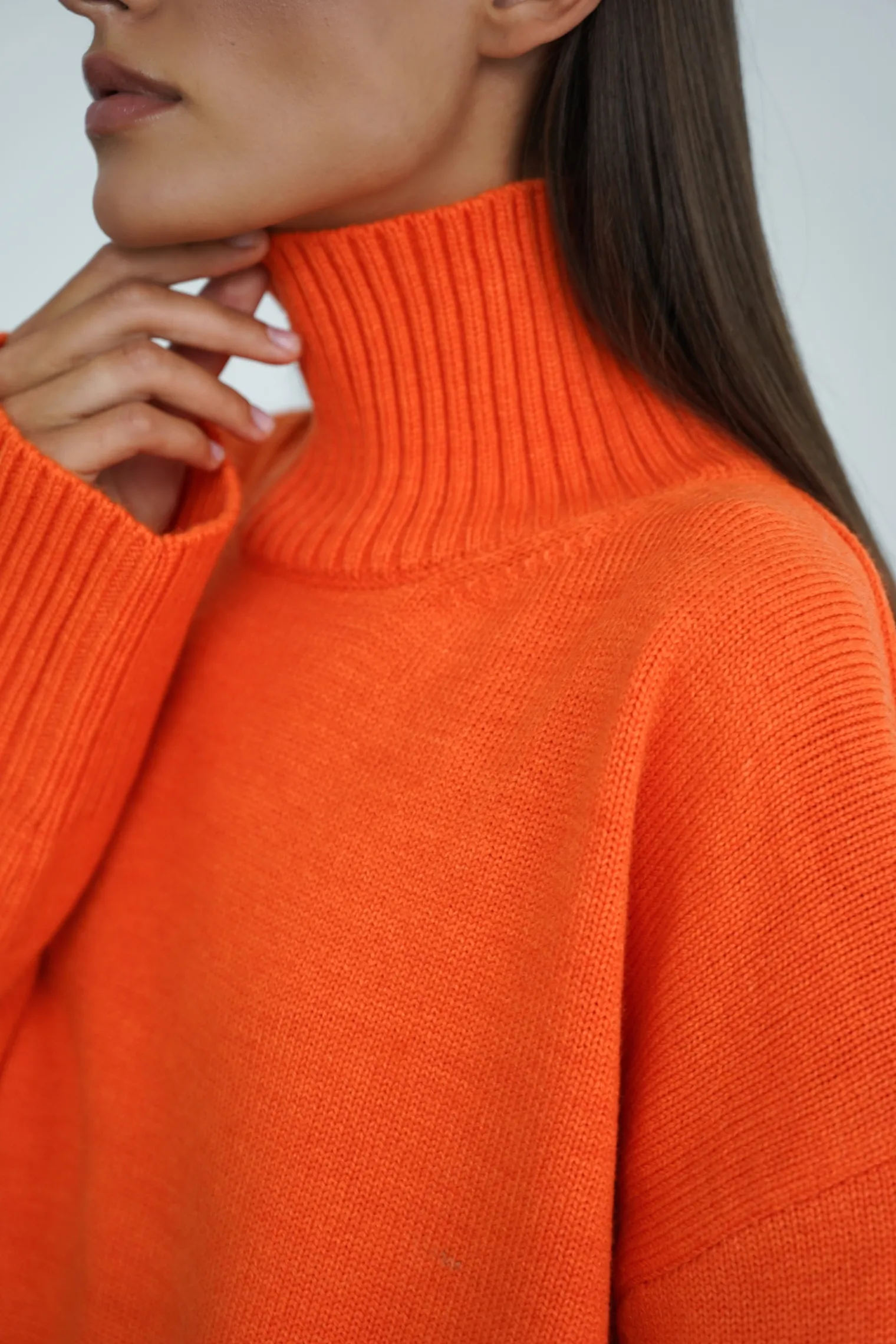 Джемпер мелкой вязки с высоким воротником ярко-оранжевого цвета фото 6