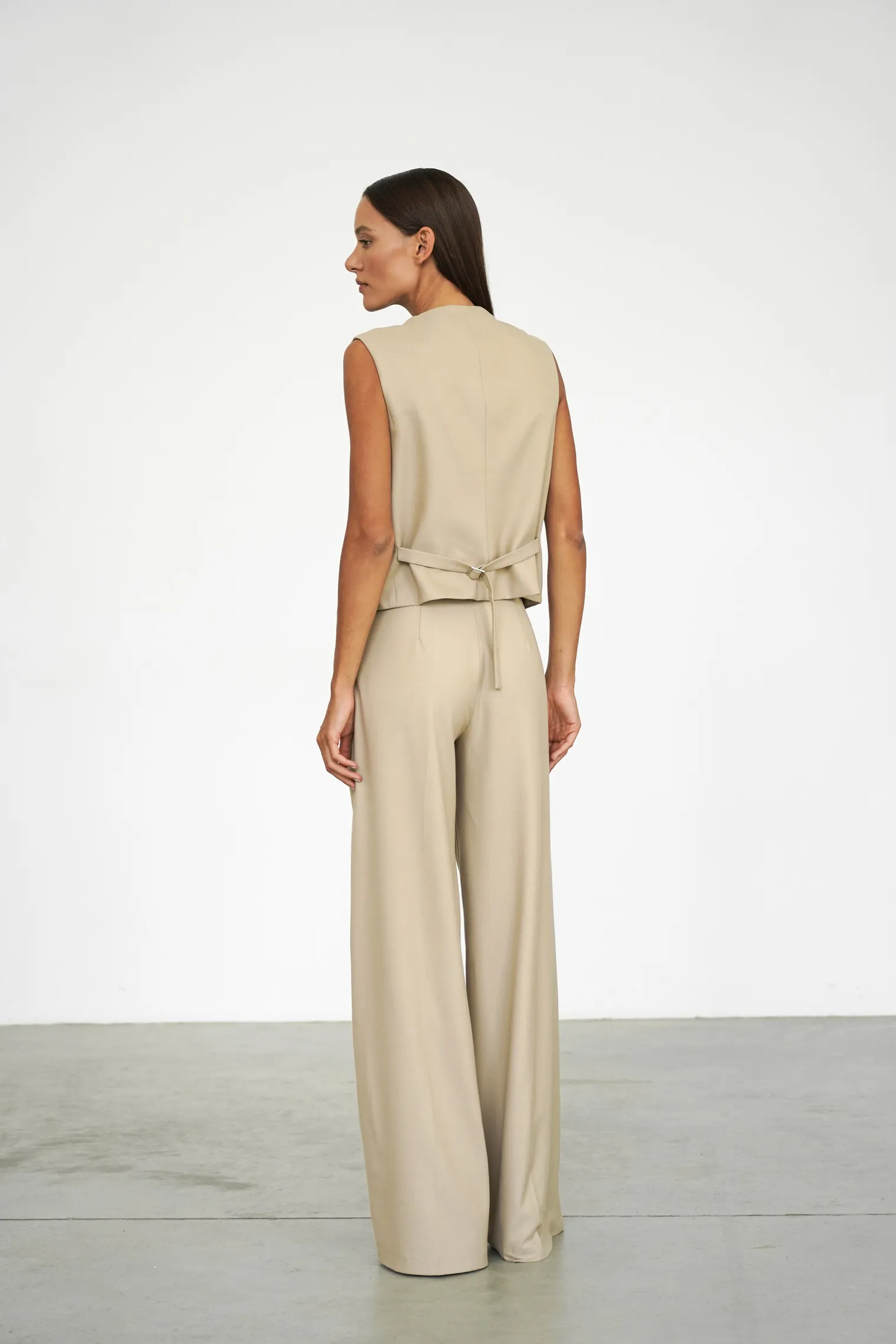 Однобортный жилет с пуговицами бежевого цвета фото 4