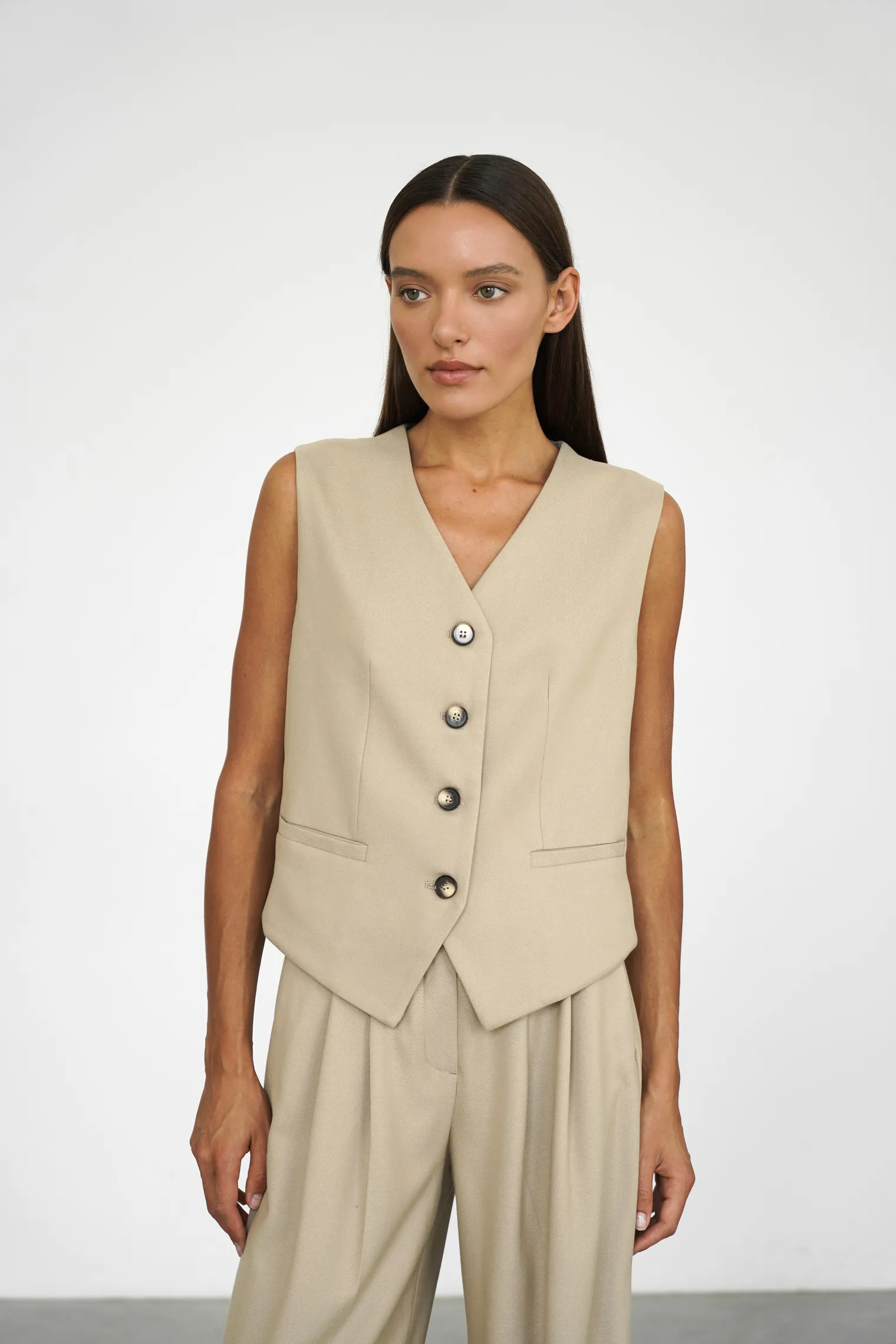 Однобортный жилет с пуговицами бежевого цвета фото 1