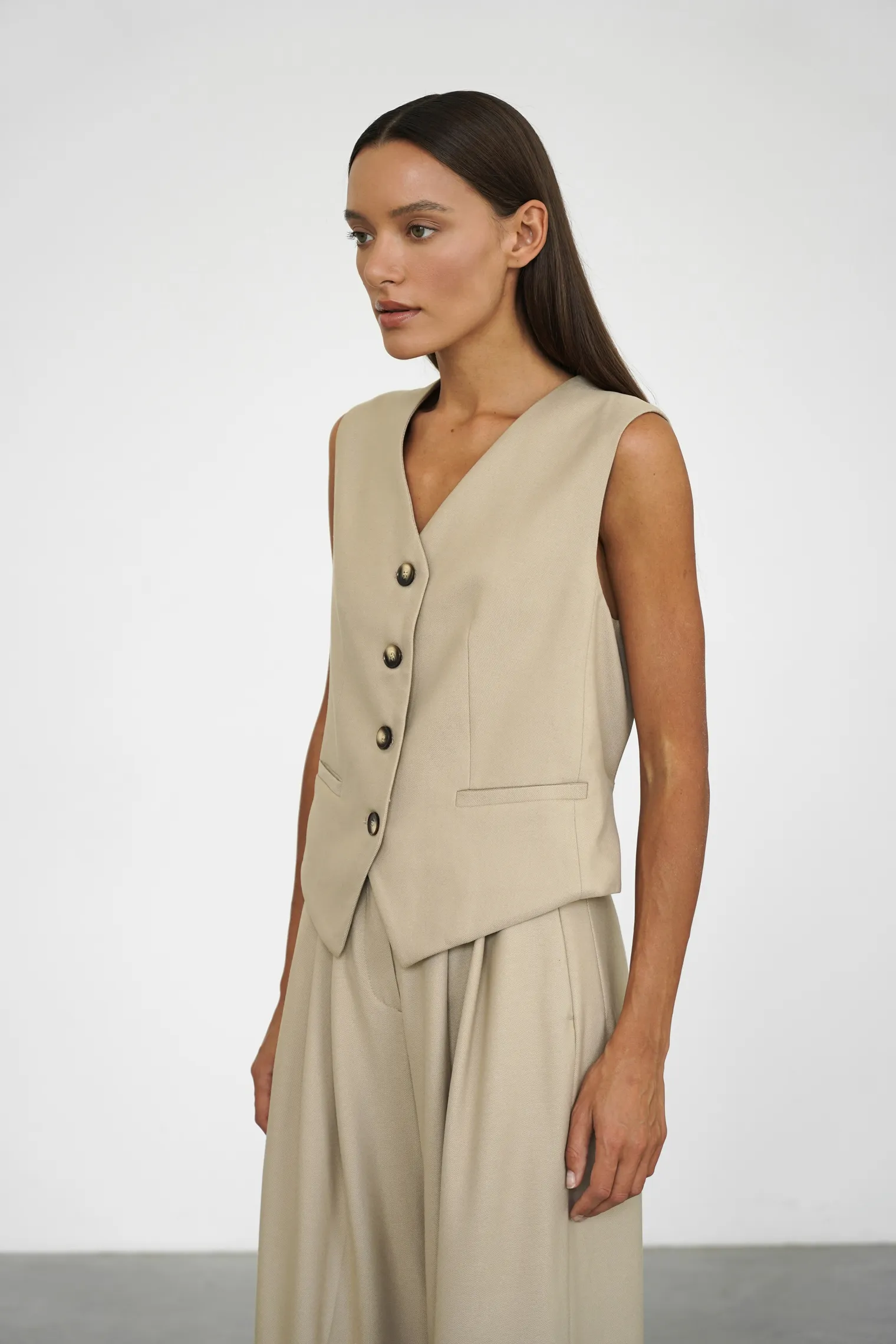 Однобортный жилет с пуговицами бежевого цвета фото 5