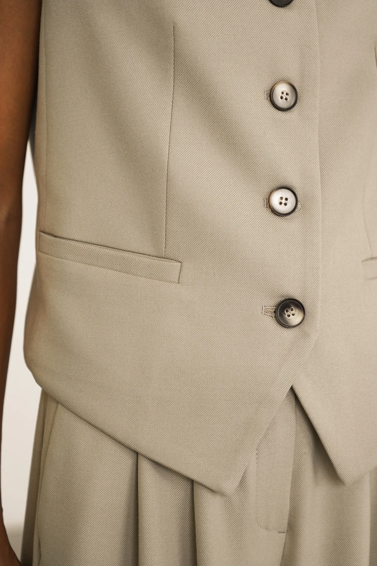 Однобортный жилет с пуговицами бежевого цвета фото 2