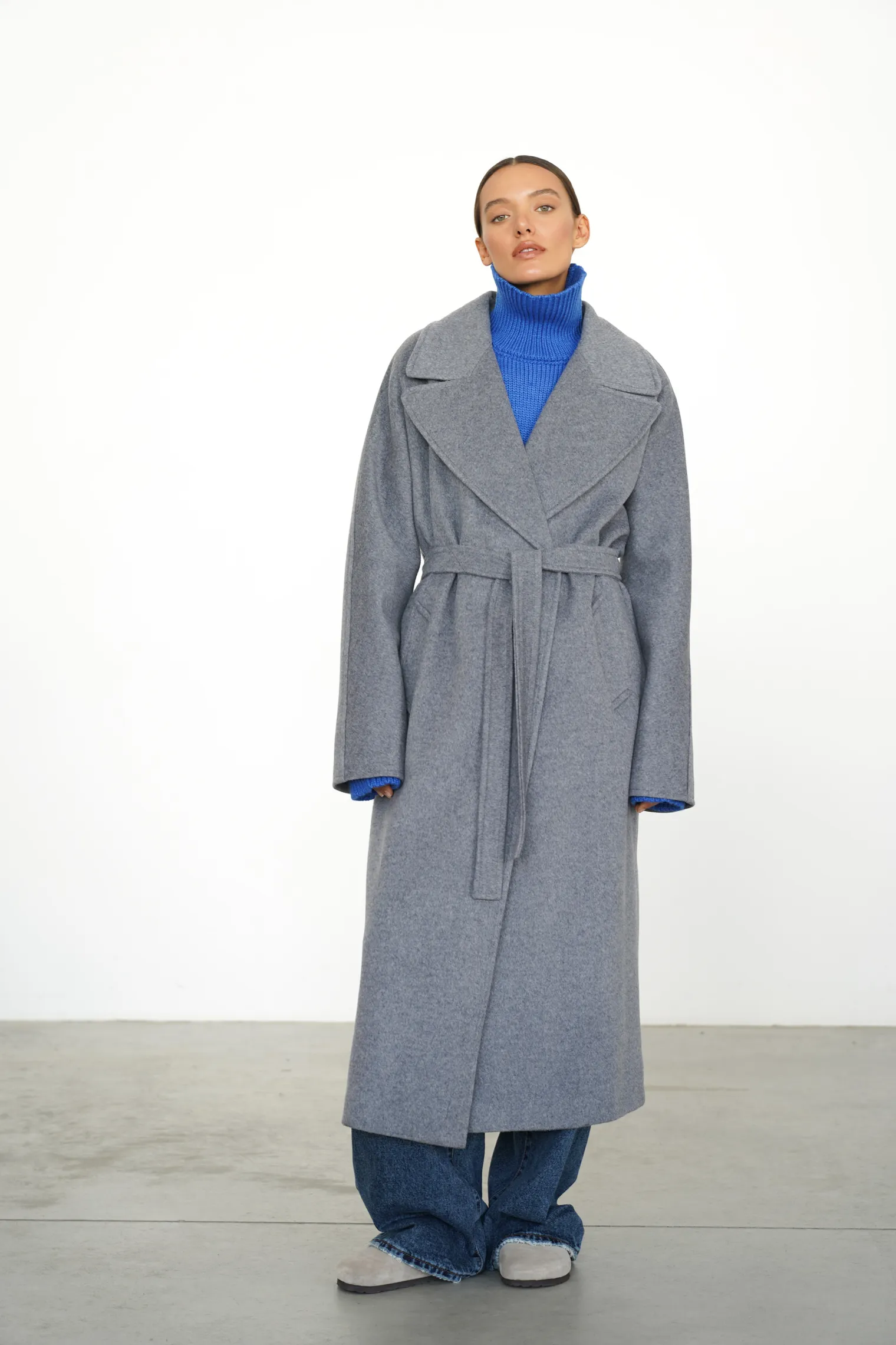 Пальто-халат с цельнокройным рукавом серого цвета фото 7