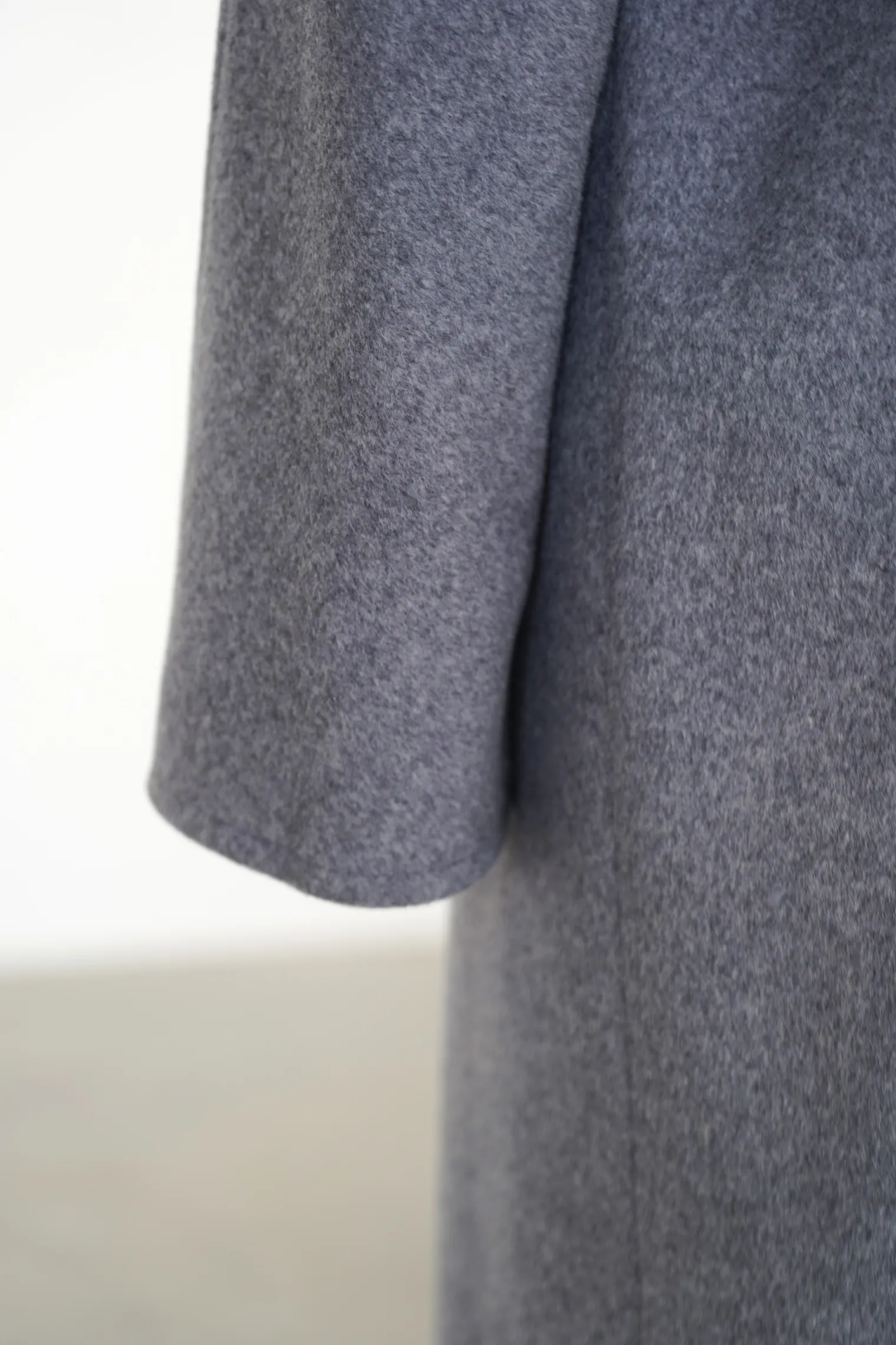 Пальто-халат с цельнокройным рукавом серого цвета фото 2