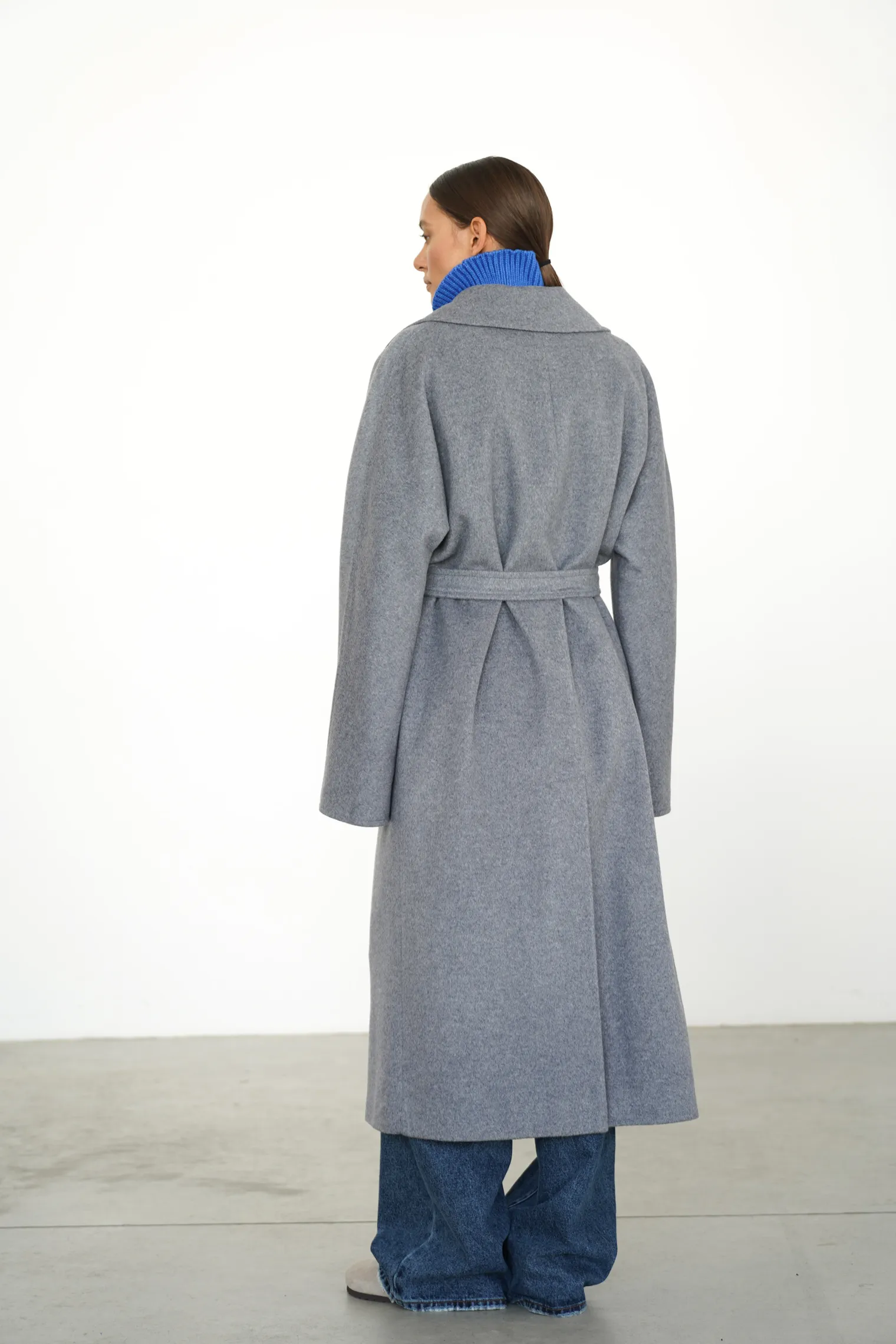 Пальто-халат с цельнокройным рукавом серого цвета фото 4