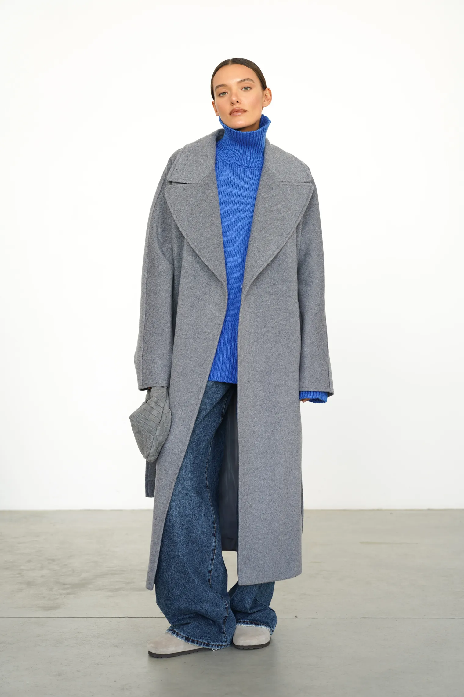 Пальто-халат с цельнокройным рукавом серого цвета фото 6