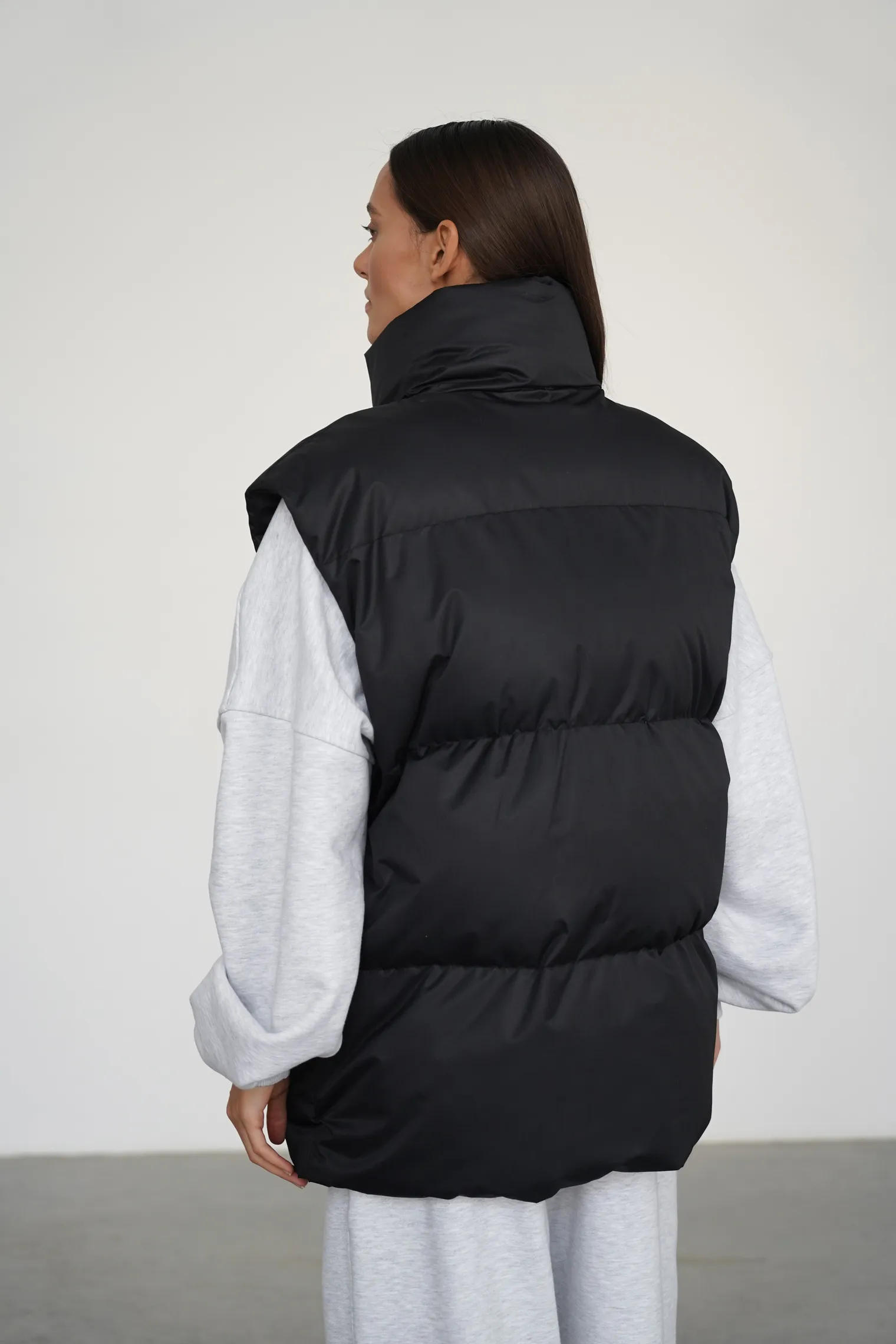 Жилет пуховой стёганный чёрного цвета фото 4