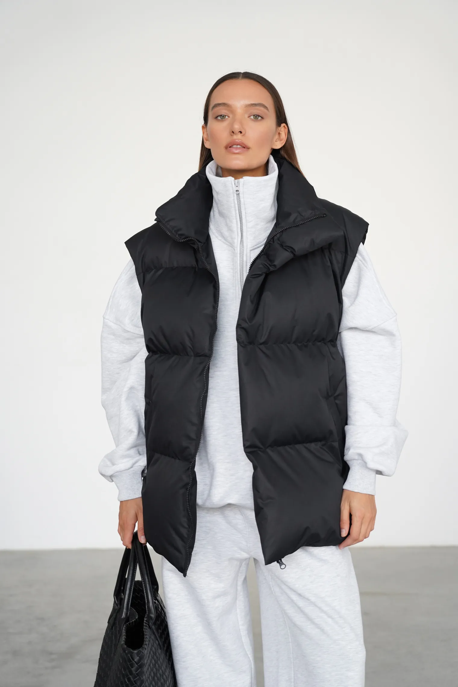 Жилет пуховой стёганный чёрного цвета фото 6