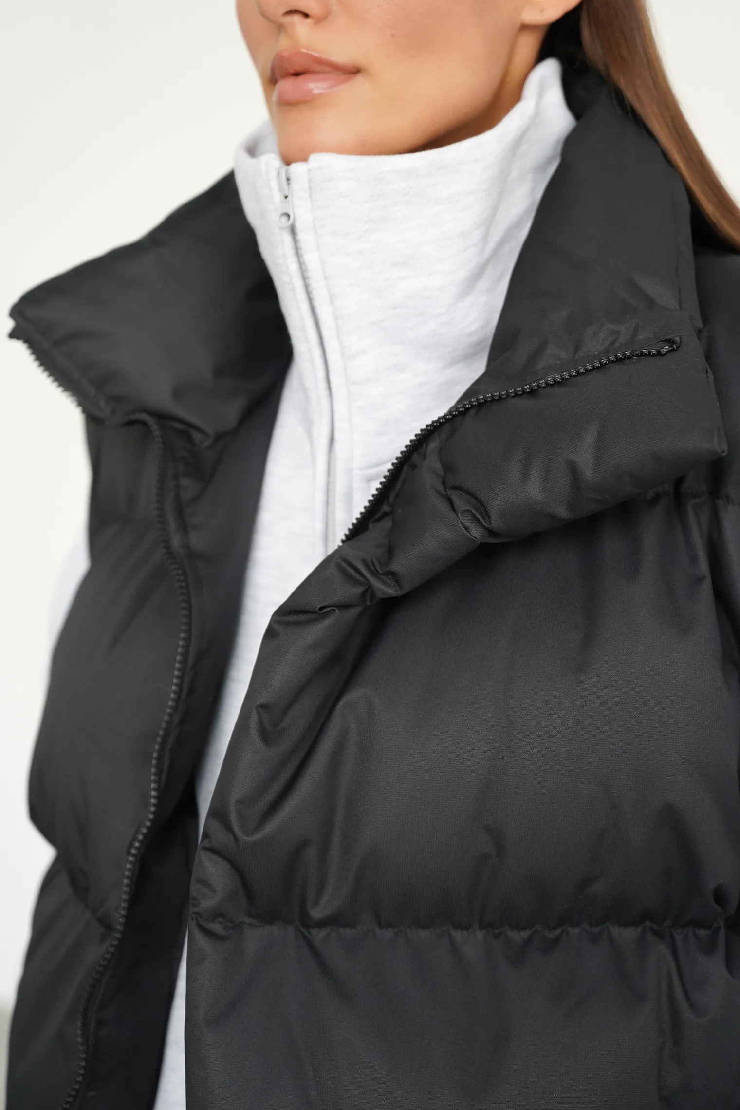 Жилет пуховой стёганный чёрного цвета фото 5