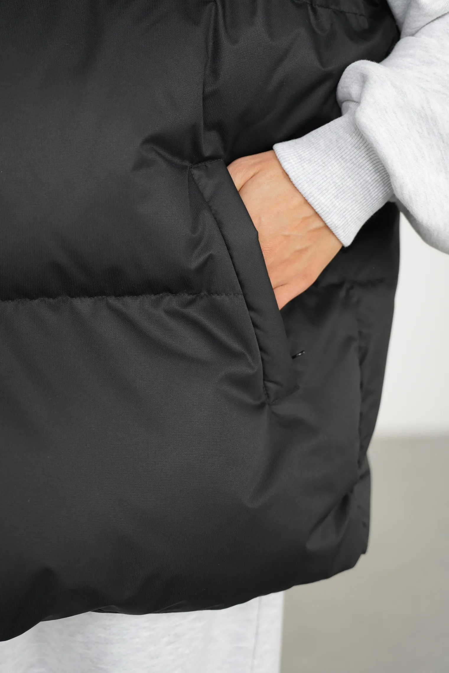 Жилет пуховой стёганный чёрного цвета фото 7