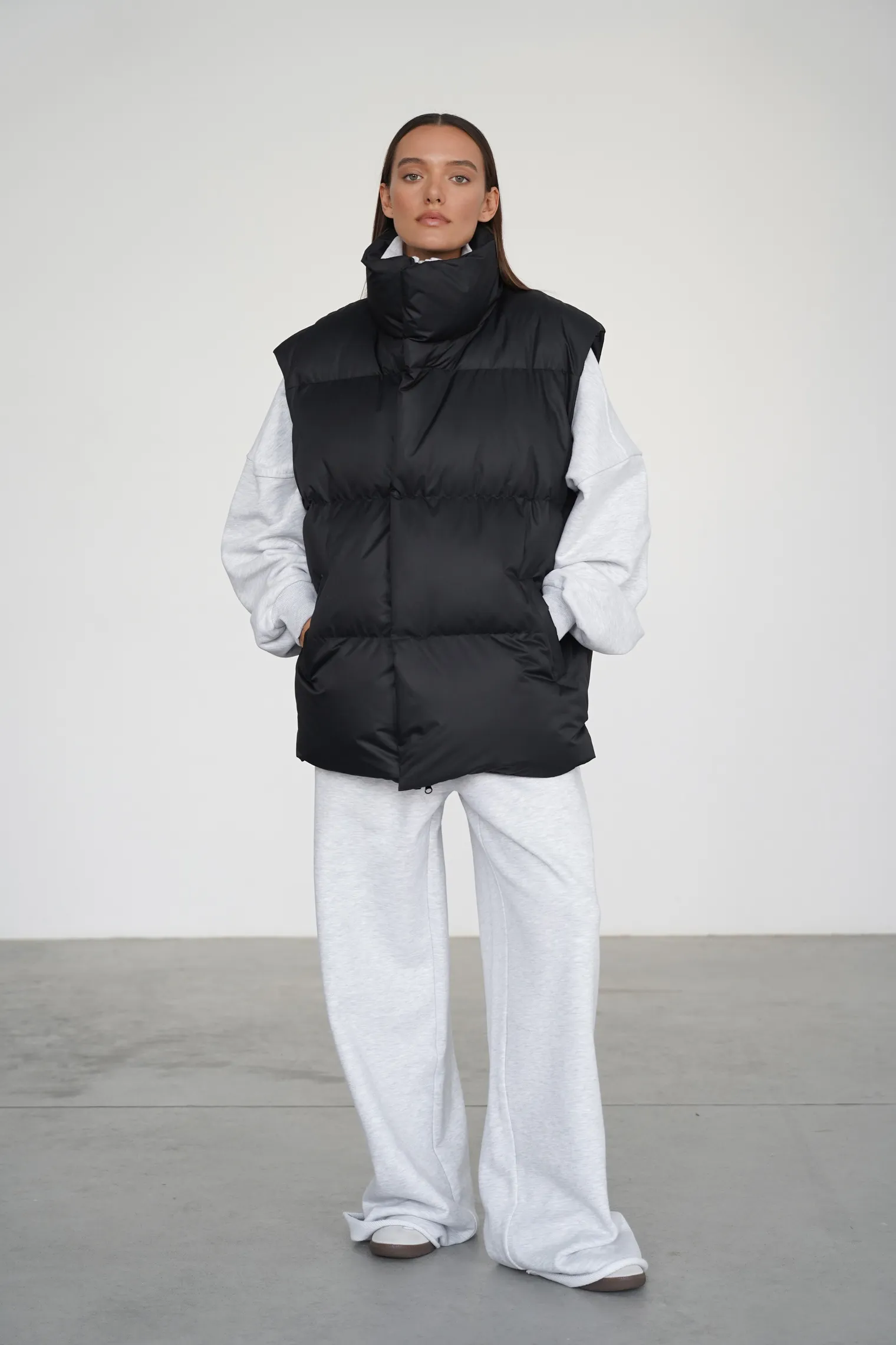 Жилет пуховой стёганный чёрного цвета фото 3