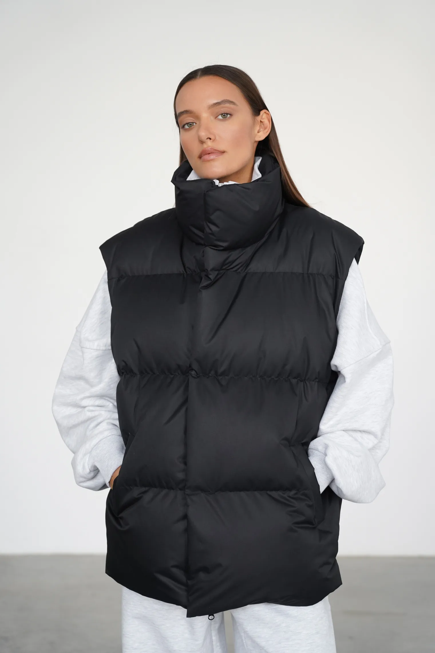 Жилет пуховой стёганный чёрного цвета фото 1