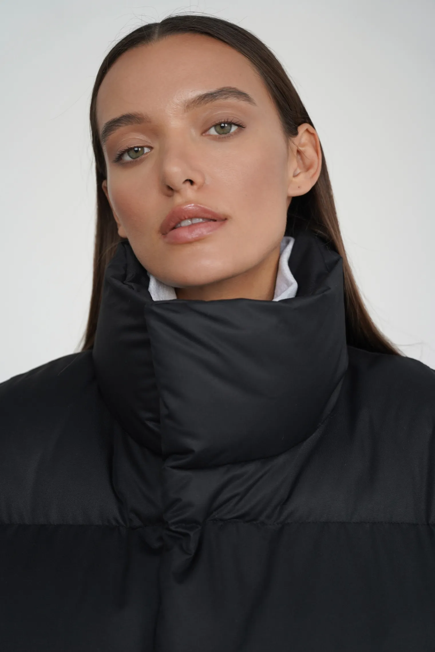 Жилет пуховой стёганный чёрного цвета фото 2